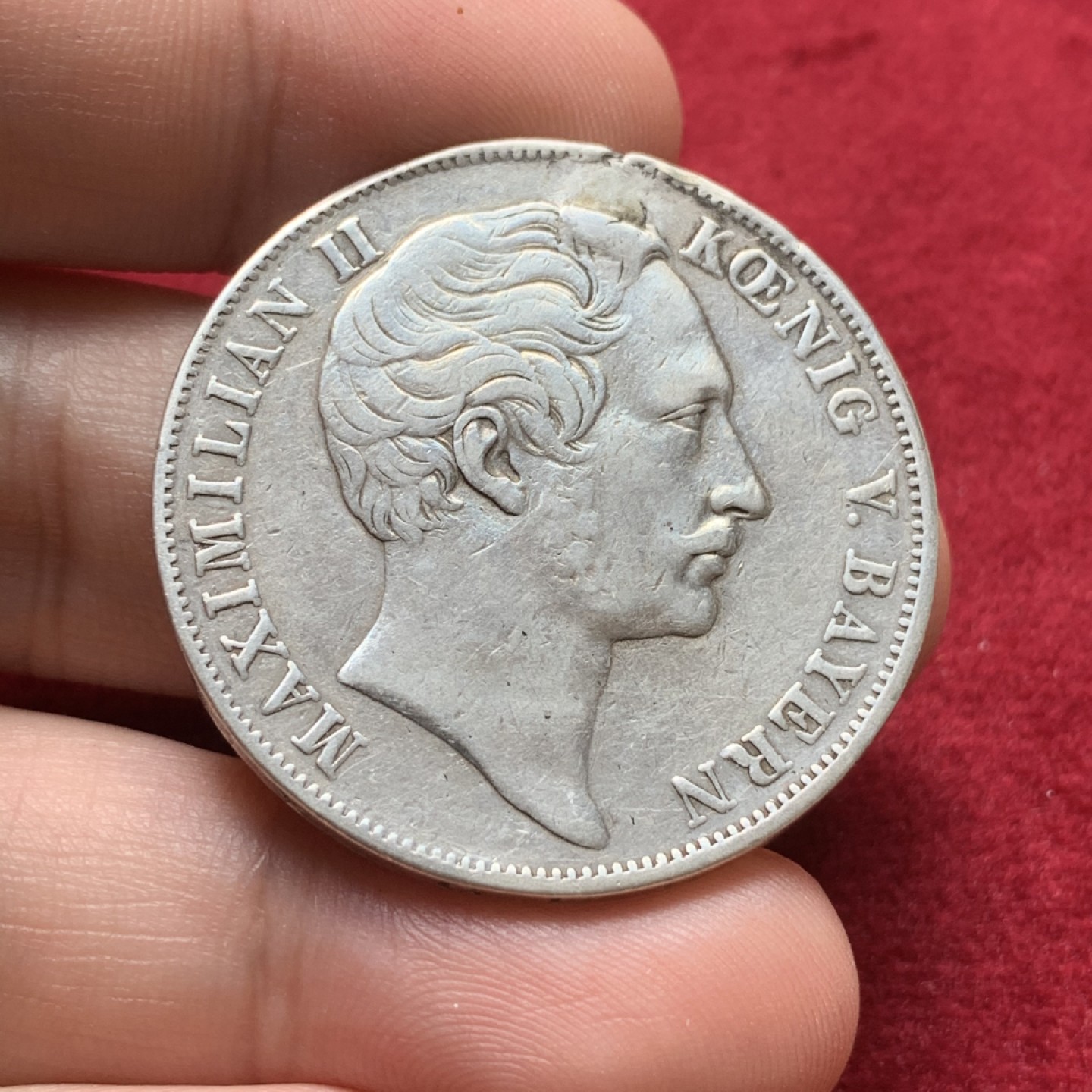 《竞宝斋》第71场-本周日，周一2场连拍（全场不限金额包邮） 1855年巴伐利亚马克西米利安2盾大银币，做过首饰有焊点。