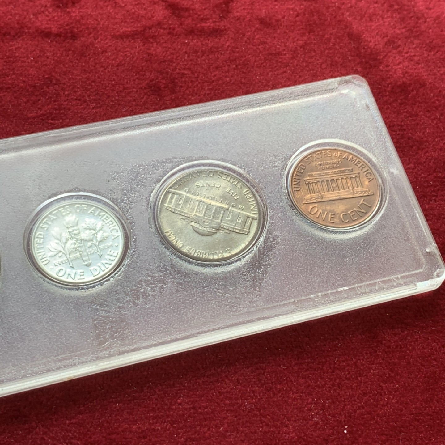 《竞宝斋》第71场-本周日，周一2场连拍（全场不限金额包邮） BU 盒装精装3银币套币 美国 1964年等 含1964年半美元和1/4美元以及1962年1/10美元银币，五枚都是BU品相，底板车轮光光彩夺目，盒子有点脏币的状态很棒