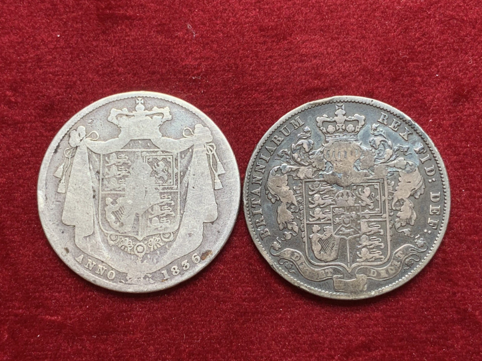 《竞宝斋》第71场-本周日，周一2场连拍（全场不限金额包邮） 乔治四世、威廉四世半克朗银币一对，威廉四世品相不错，人像面有一个R.M戳记，可能是当时哪个家族的标签。