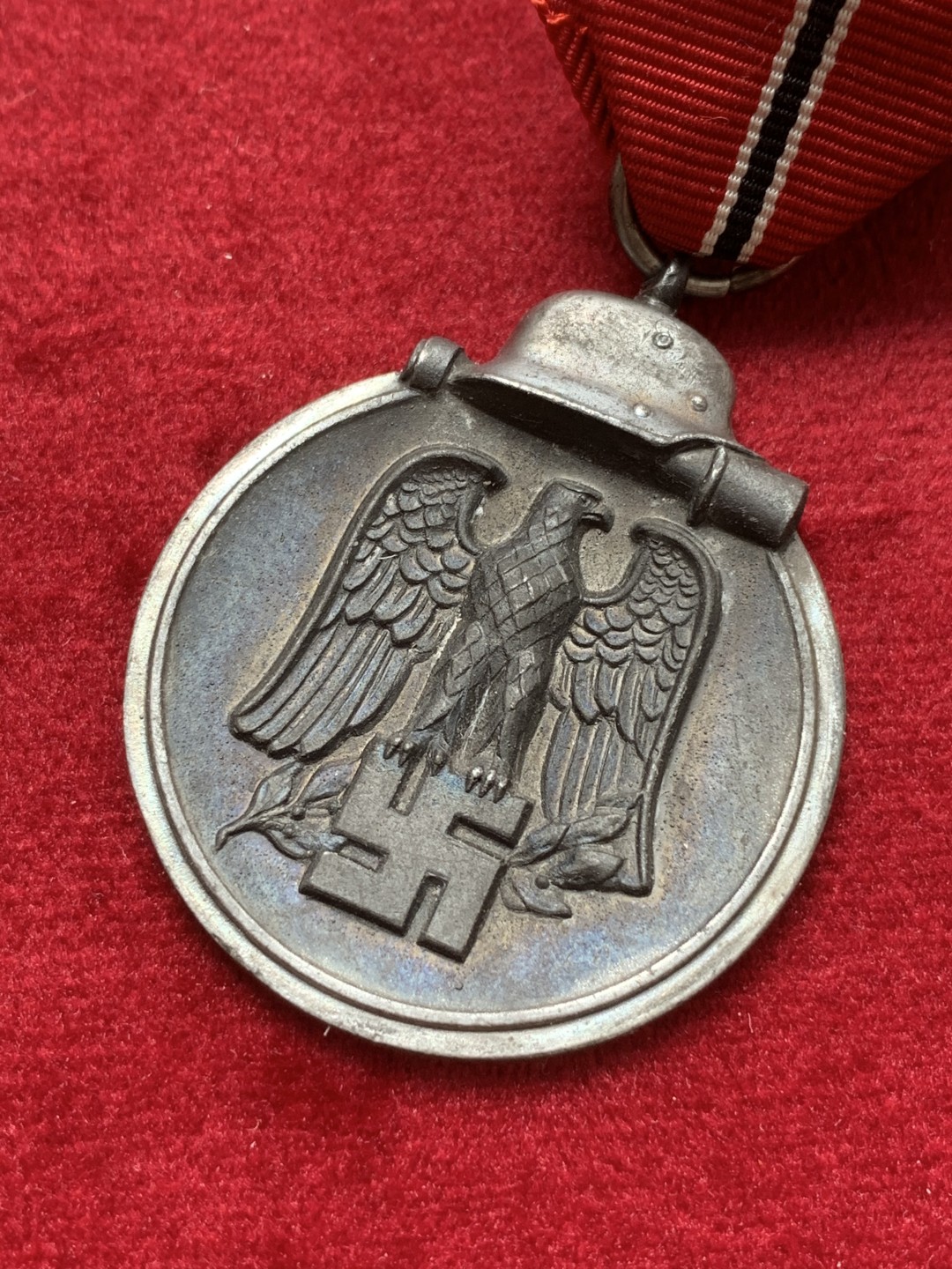 《竞宝斋》第71场-本周日，周一2场连拍（全场不限金额包邮） 1941-1942年 德国东部战区锌章银盔 章为锌材质  品相特别好