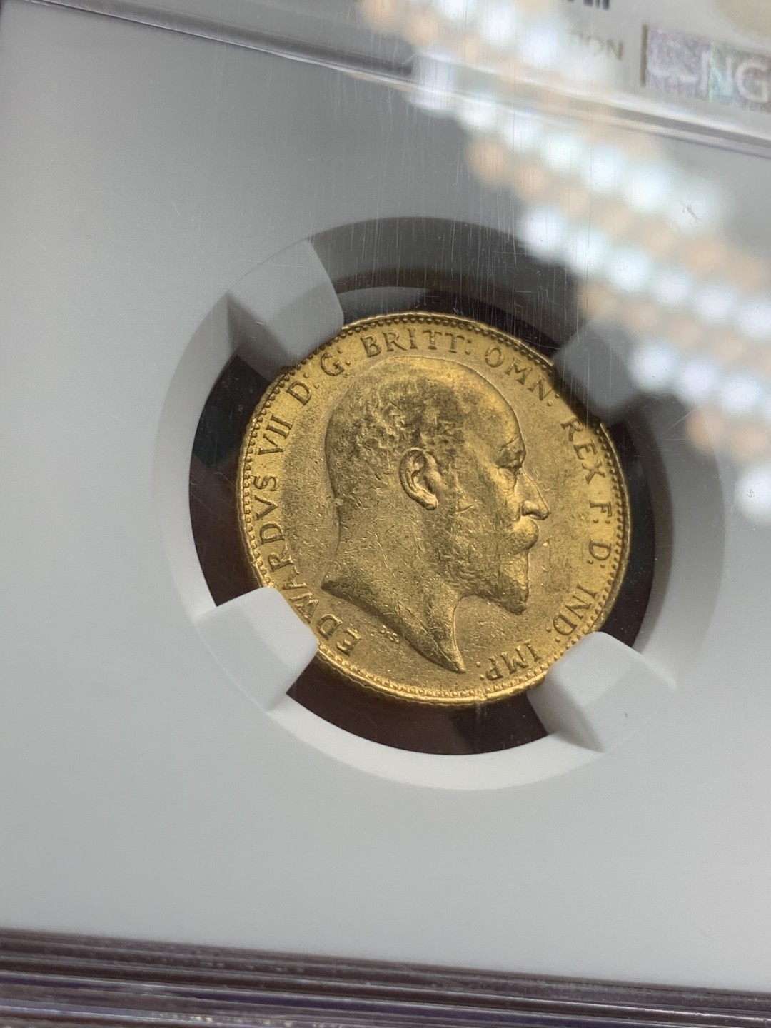 《竞宝斋》第71场-本周日，周一2场连拍（全场不限金额包邮） NGC MS61英国 1907年 爱德华七世马剑 1索维林金币 8克 细节不错 上涨品种