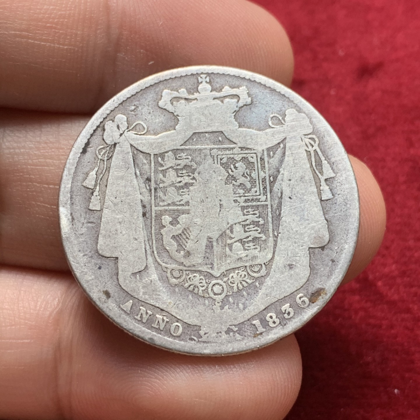 《竞宝斋》第71场-本周日，周一2场连拍（全场不限金额包邮） 乔治四世、威廉四世半克朗银币一对，威廉四世品相不错，人像面有一个R.M戳记，可能是当时哪个家族的标签。