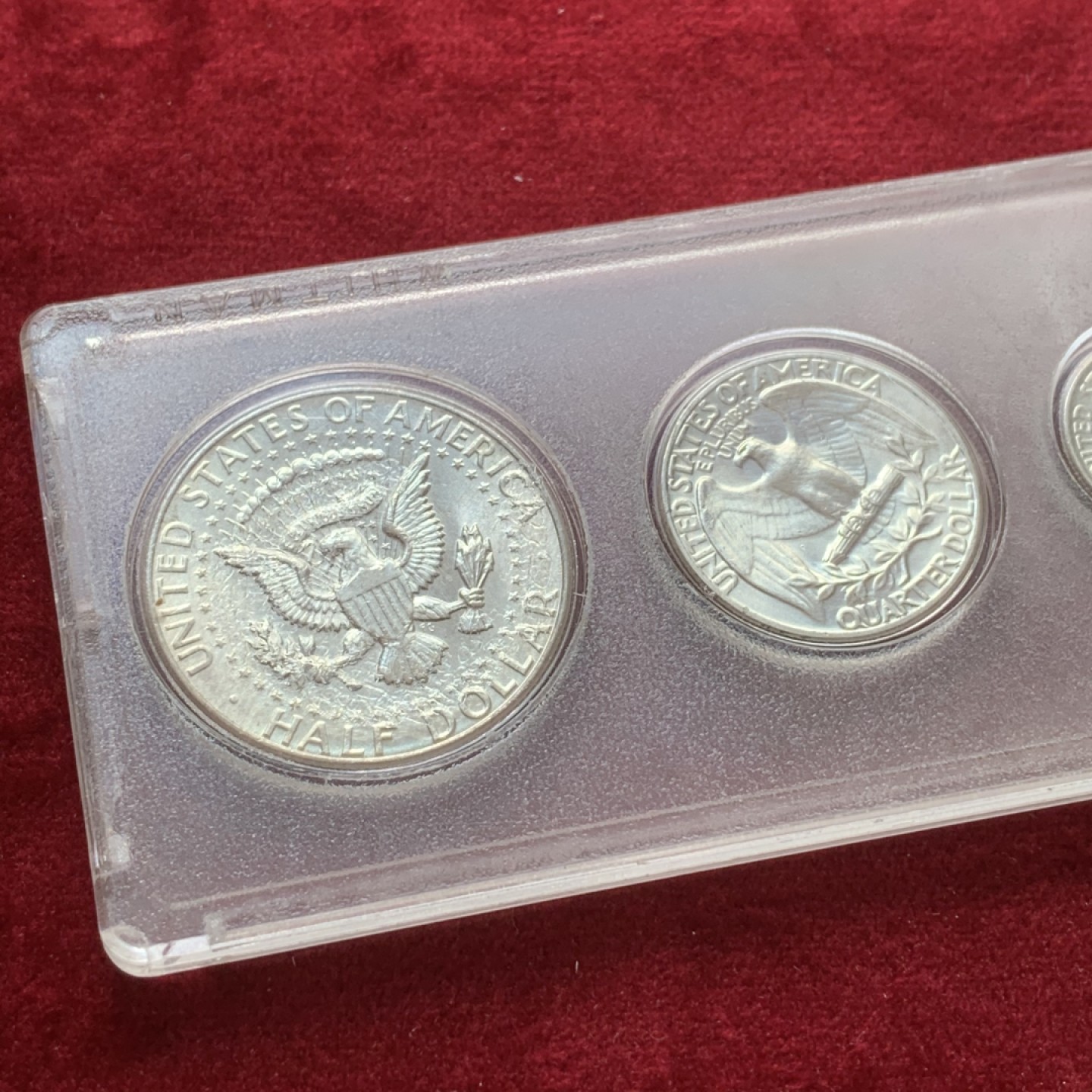 《竞宝斋》第71场-本周日，周一2场连拍（全场不限金额包邮） BU 盒装精装3银币套币 美国 1964年等 含1964年半美元和1/4美元以及1962年1/10美元银币，五枚都是BU品相，底板车轮光光彩夺目，盒子有点脏币的状态很棒