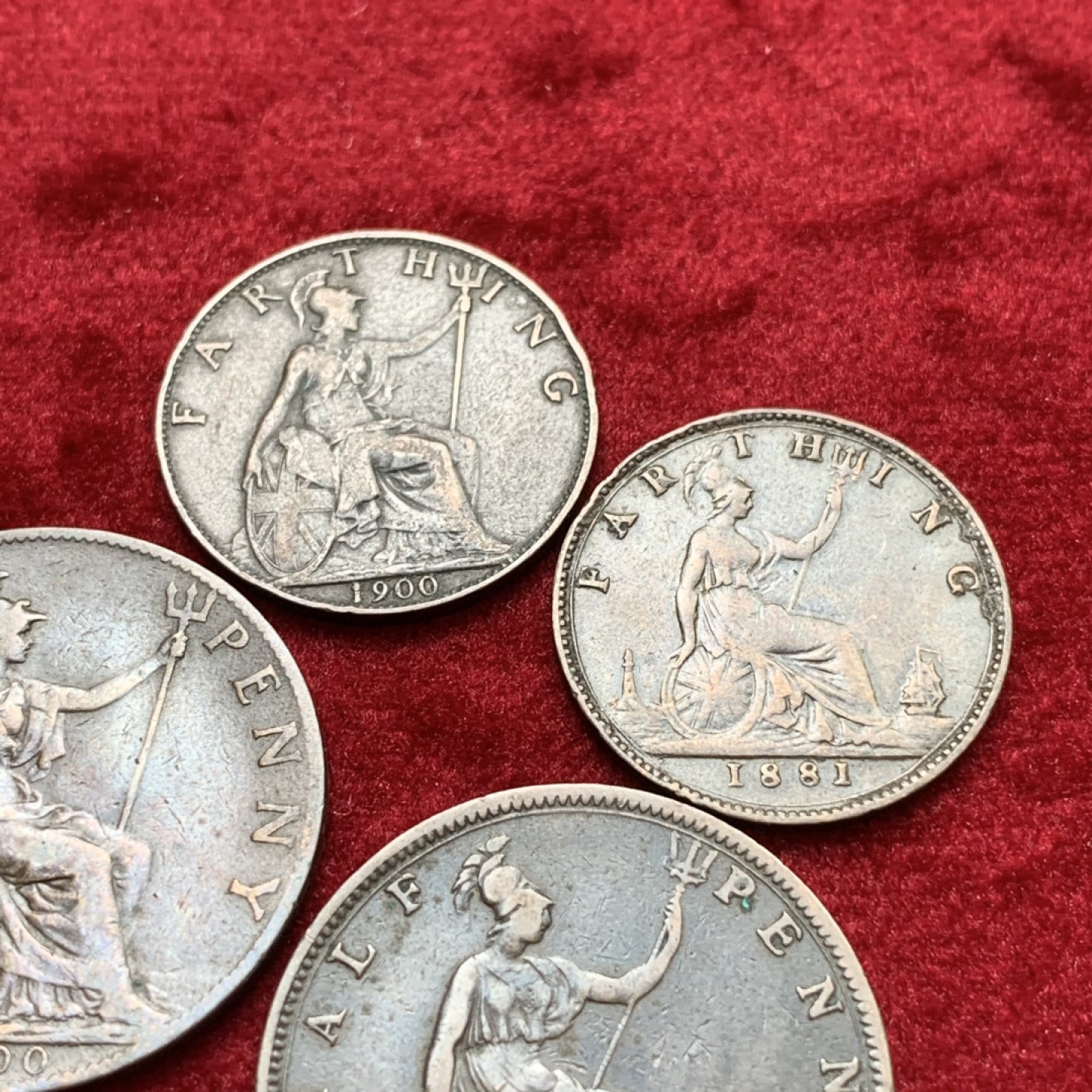 《竞宝斋》第71场-本周日，周一2场连拍（全场不限金额包邮） 英国维多利亚女王时期1862-1900年青年/披纱两版1法新、1/2便士、1便士三铜板2套6枚 裸币佳品