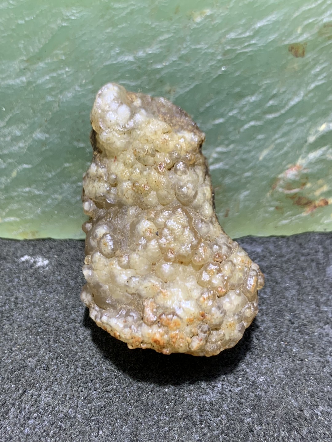 精美戈壁鱼籽纹筋脉石原石一颗，