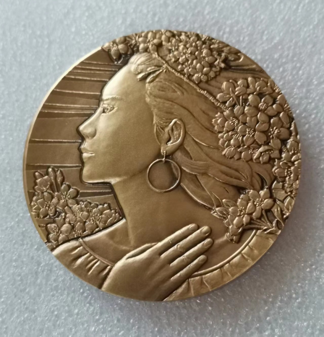 瓶子🏺第46期拍卖会 日本2012年铸币局纪念春风美女铜章（原盒证）