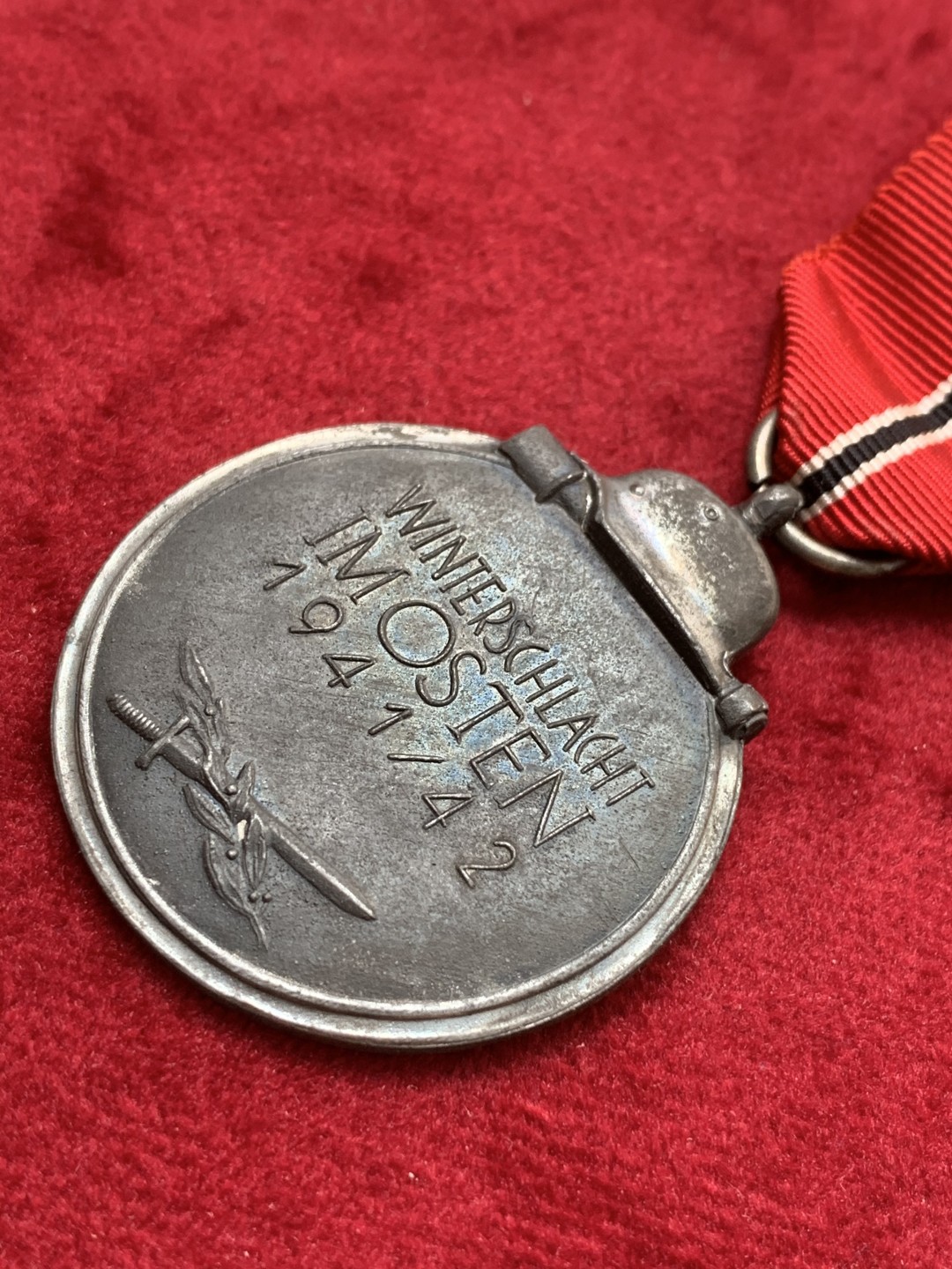 《竞宝斋》第71场-本周日，周一2场连拍（全场不限金额包邮） 1941-1942年 德国东部战区锌章银盔 章为锌材质  品相特别好