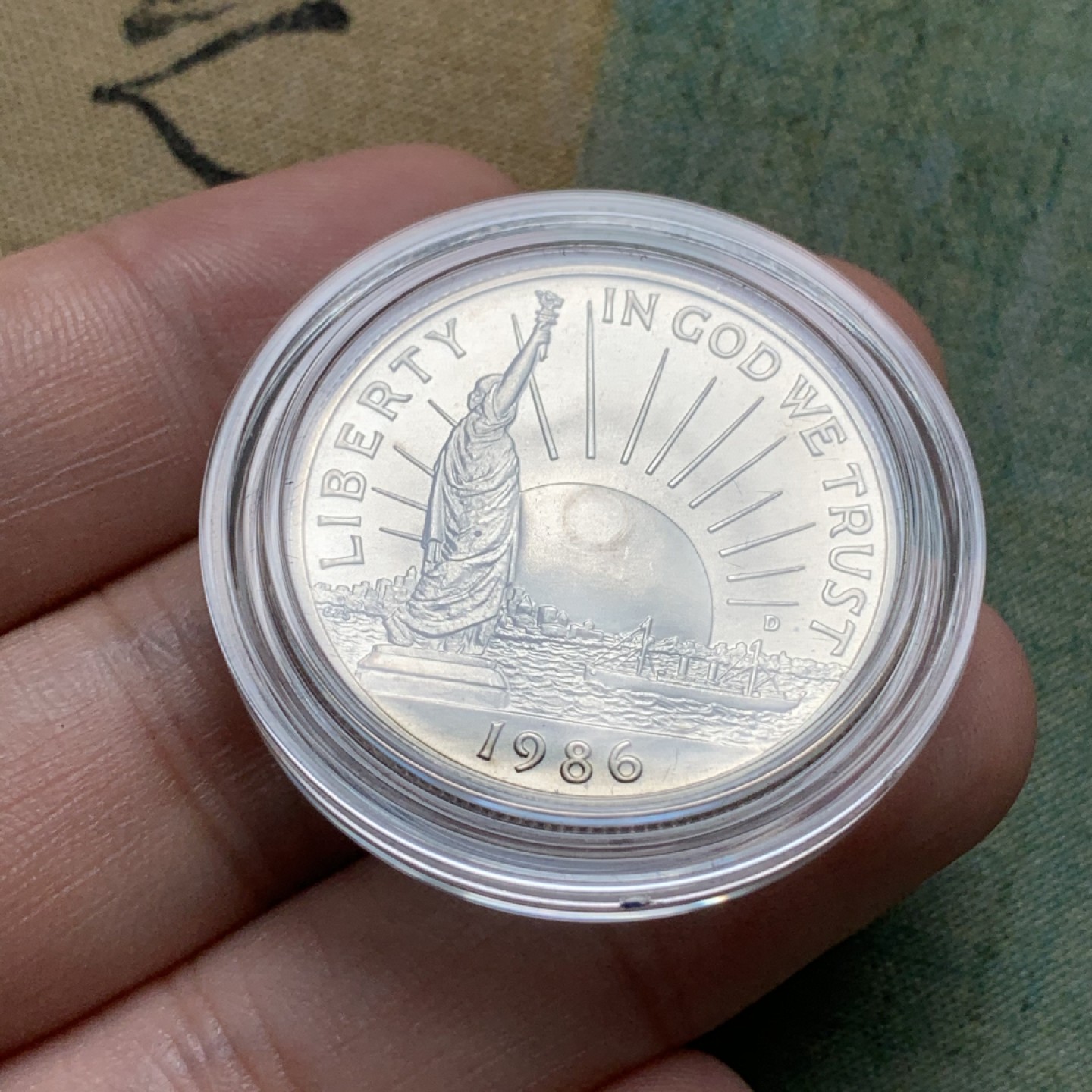 《竞宝斋》第71场-本周日，周一2场连拍（全场不限金额包邮） MS级别完美品 美国 1986年 自由女神精神一美元半美元 造币厂原盒原证套币  包含一银一镍两枚 币的底板状态完美 无氧化白斑等缺陷 盒子里里外外保存完好 证书齐全