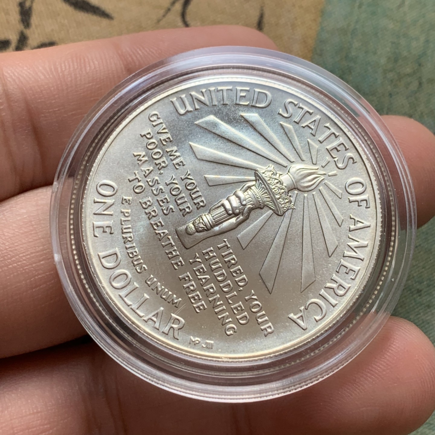 《竞宝斋》第71场-本周日，周一2场连拍（全场不限金额包邮） MS级别完美品 美国 1986年 自由女神精神一美元半美元 造币厂原盒原证套币  包含一银一镍两枚 币的底板状态完美 无氧化白斑等缺陷 盒子里里外外保存完好 证书齐全