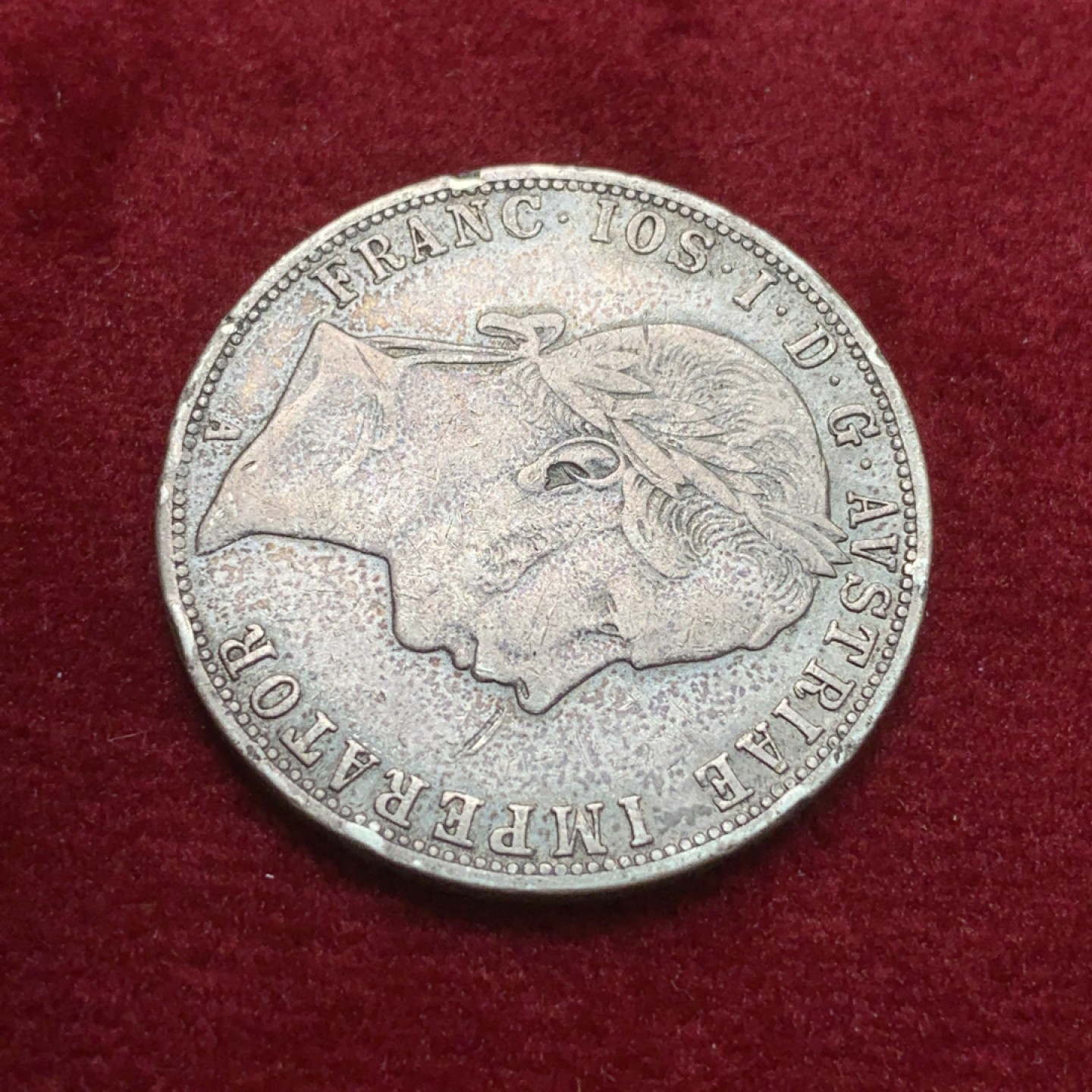 《竞宝斋》第71场-本周日，周一2场连拍（全场不限金额包邮） 奥地利佛朗茨一世1860年1福林老包浆银币 边缘有做过吊坠的痕迹