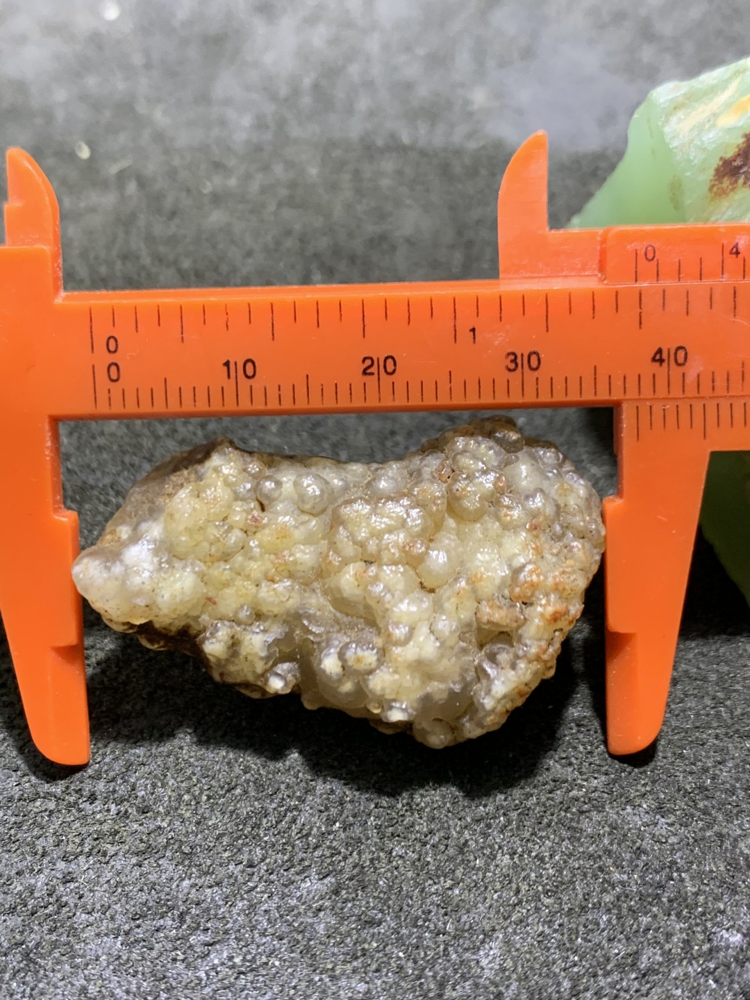 精美戈壁鱼籽纹筋脉石原石一颗，