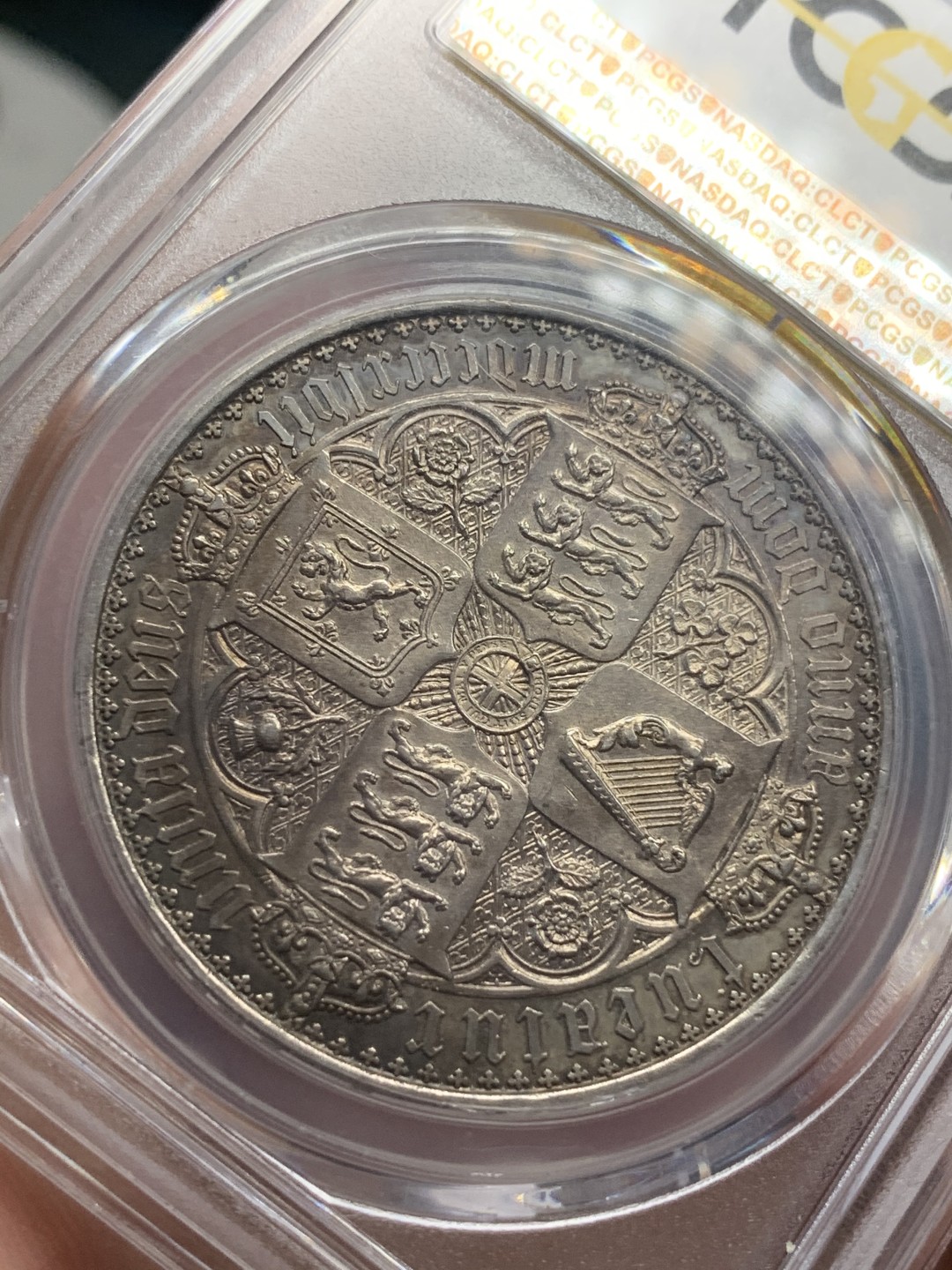 《竞宝斋》第71场-本周日，周一2场连拍（全场不限金额包邮） 最美钱币 PCGS-PR61 英国1847年 维多利亚女王 哥特体克朗 五彩包浆  精美的花纹 钱币爱好者的理想藏品