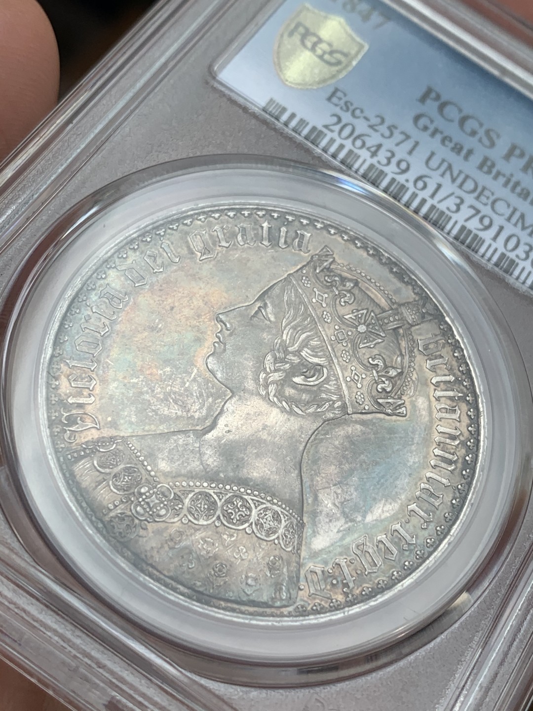 《竞宝斋》第71场-本周日，周一2场连拍（全场不限金额包邮） 最美钱币 PCGS-PR61 英国1847年 维多利亚女王 哥特体克朗 五彩包浆  精美的花纹 钱币爱好者的理想藏品