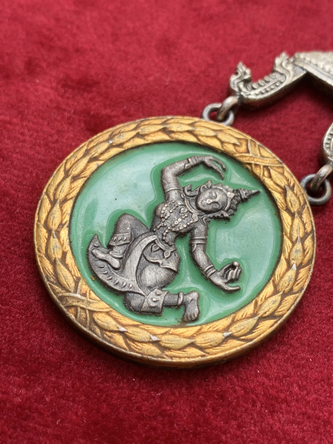 《竞宝斋》第71场-本周日，周一2场连拍（全场不限金额包邮） 二十世纪早期泰国珐琅银挂章 少见品种 好品 珐琅完好无损 浓郁的东南亚风情