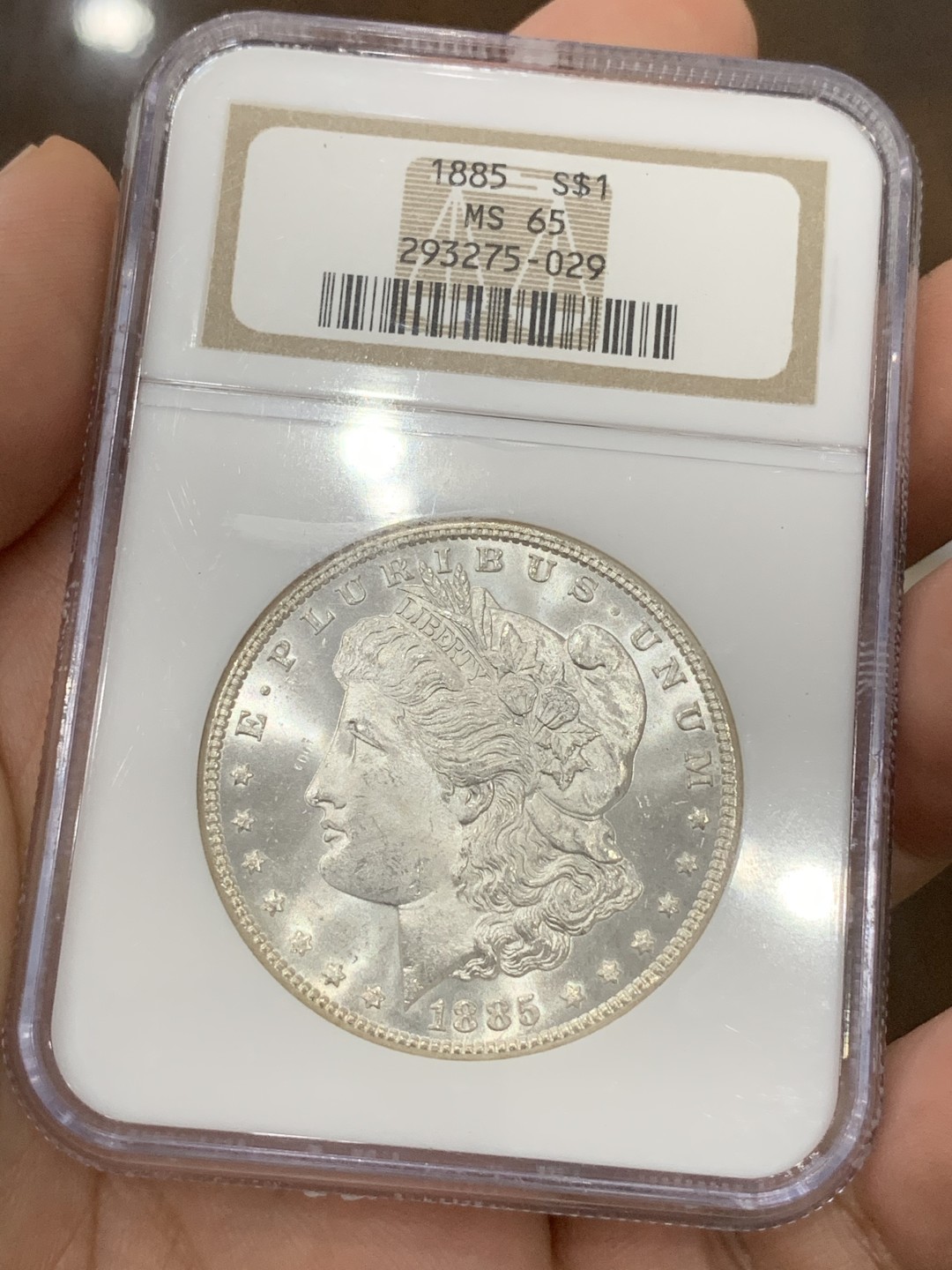 《竞宝斋》第71场-本周日，周一2场连拍（全场不限金额包邮） NGC-MS65 美国1885摩根 光度很好  老盒子