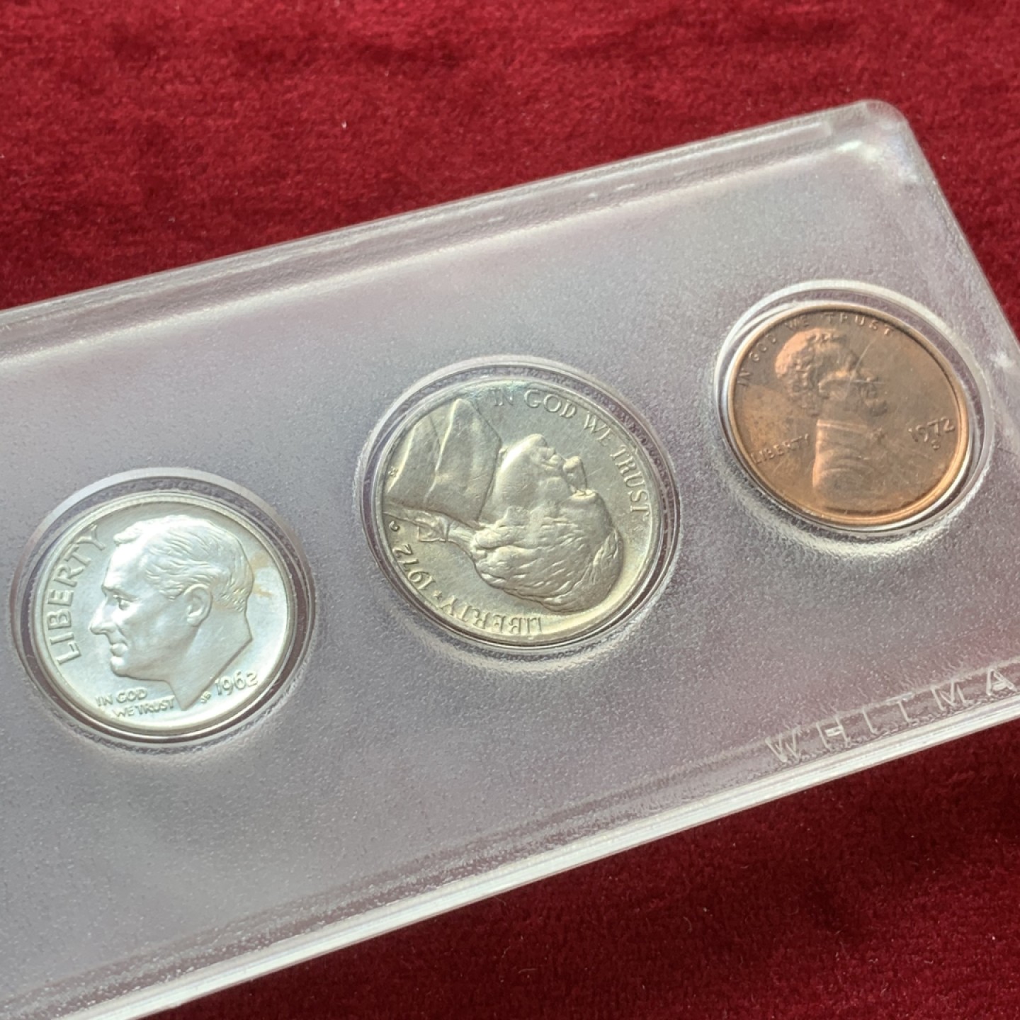 《竞宝斋》第71场-本周日，周一2场连拍（全场不限金额包邮） BU 盒装精装3银币套币 美国 1964年等 含1964年半美元和1/4美元以及1962年1/10美元银币，五枚都是BU品相，底板车轮光光彩夺目，盒子有点脏币的状态很棒