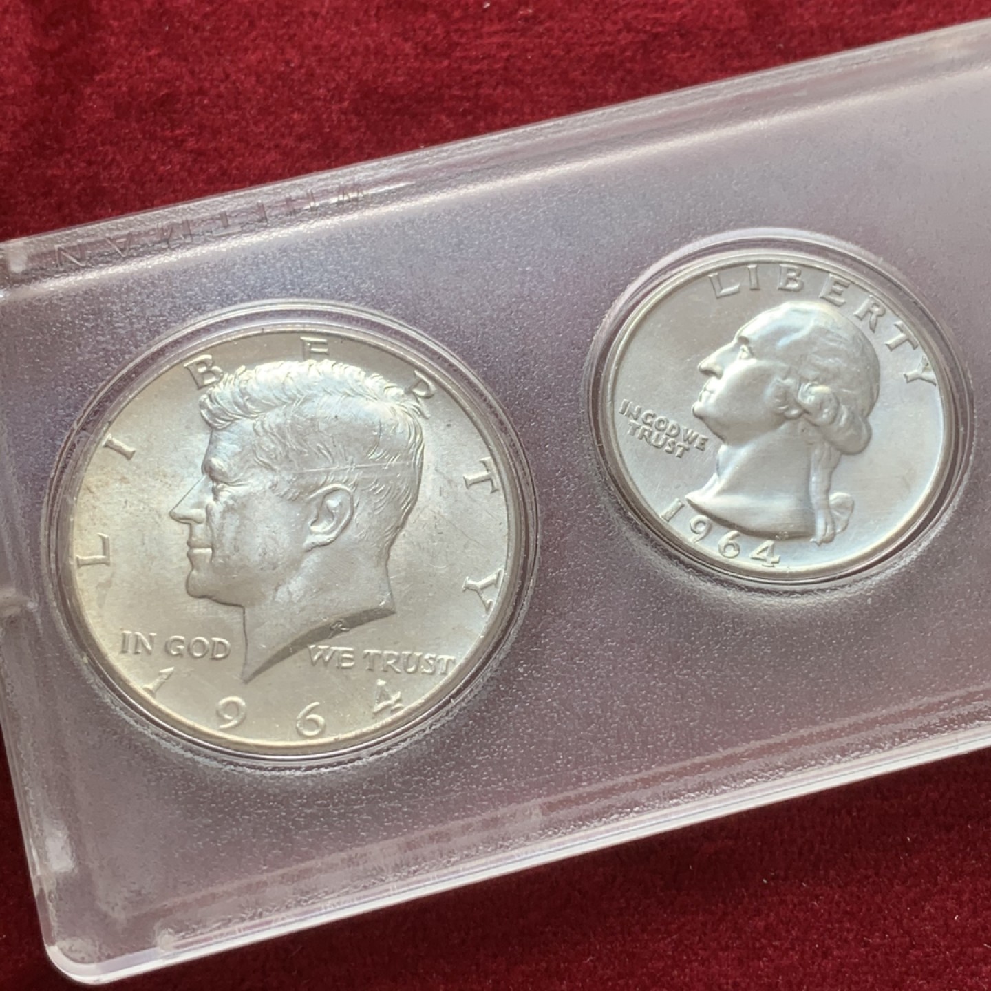 《竞宝斋》第71场-本周日，周一2场连拍（全场不限金额包邮） BU 盒装精装3银币套币 美国 1964年等 含1964年半美元和1/4美元以及1962年1/10美元银币，五枚都是BU品相，底板车轮光光彩夺目，盒子有点脏币的状态很棒