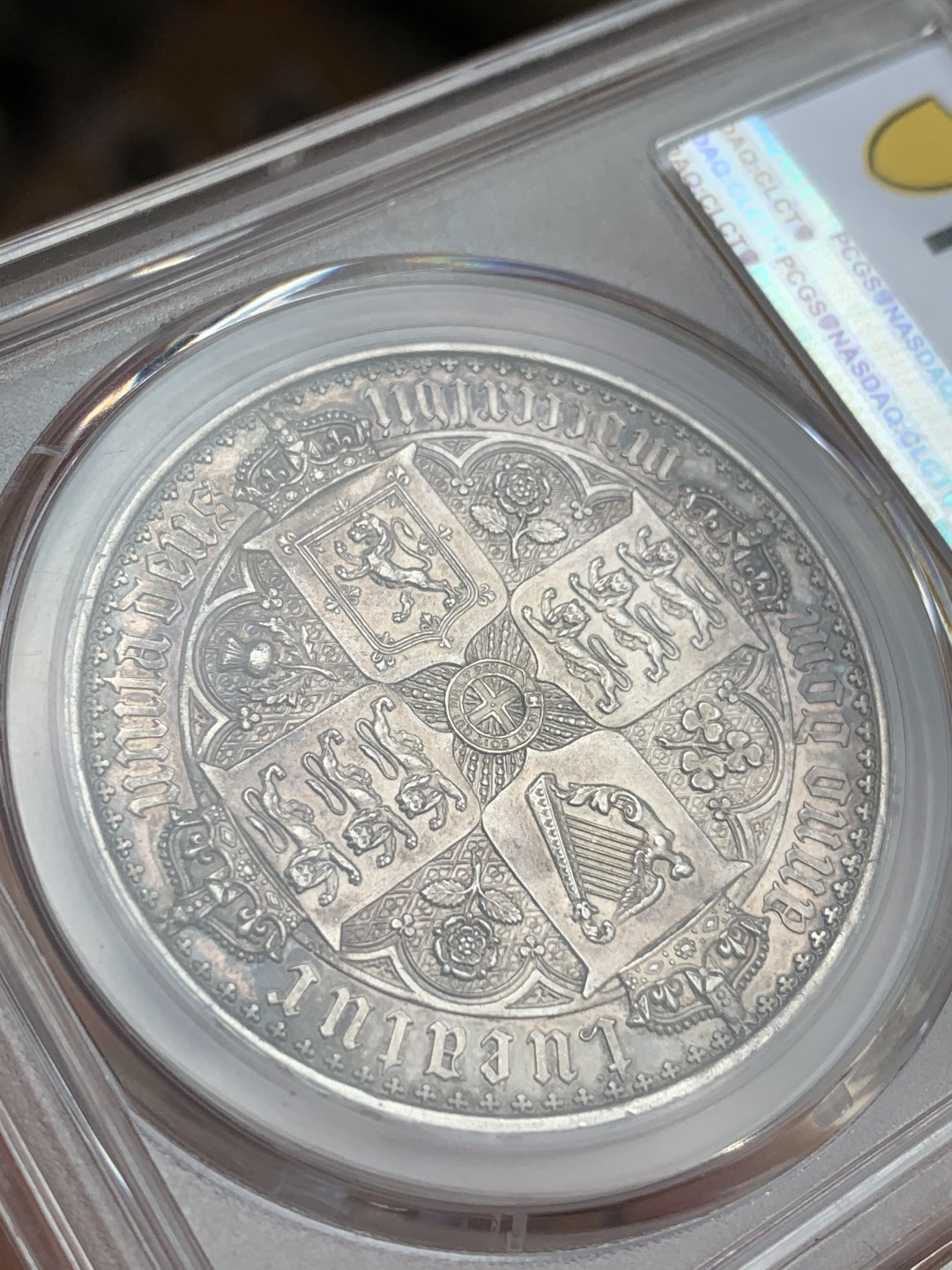 《竞宝斋》第71场-本周日，周一2场连拍（全场不限金额包邮） 最美钱币 PCGS-PR61 英国1847年 维多利亚女王 哥特体克朗 五彩包浆  精美的花纹 钱币爱好者的理想藏品