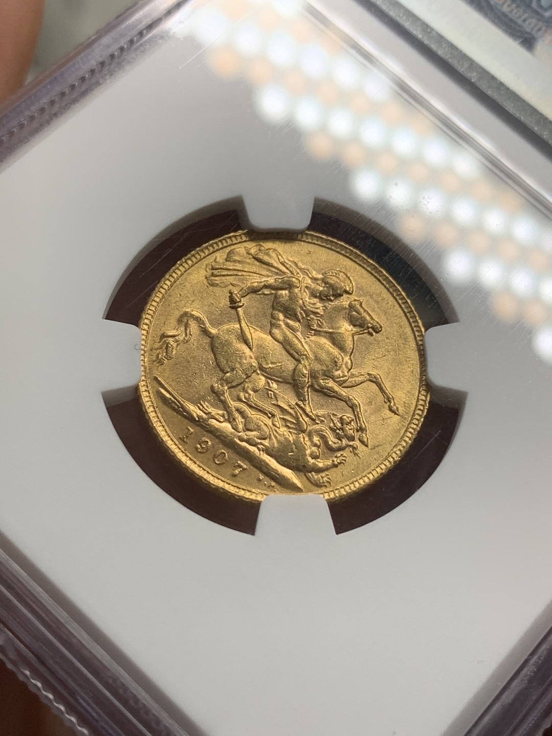 《竞宝斋》第71场-本周日，周一2场连拍（全场不限金额包邮） NGC MS61英国 1907年 爱德华七世马剑 1索维林金币 8克 细节不错 上涨品种