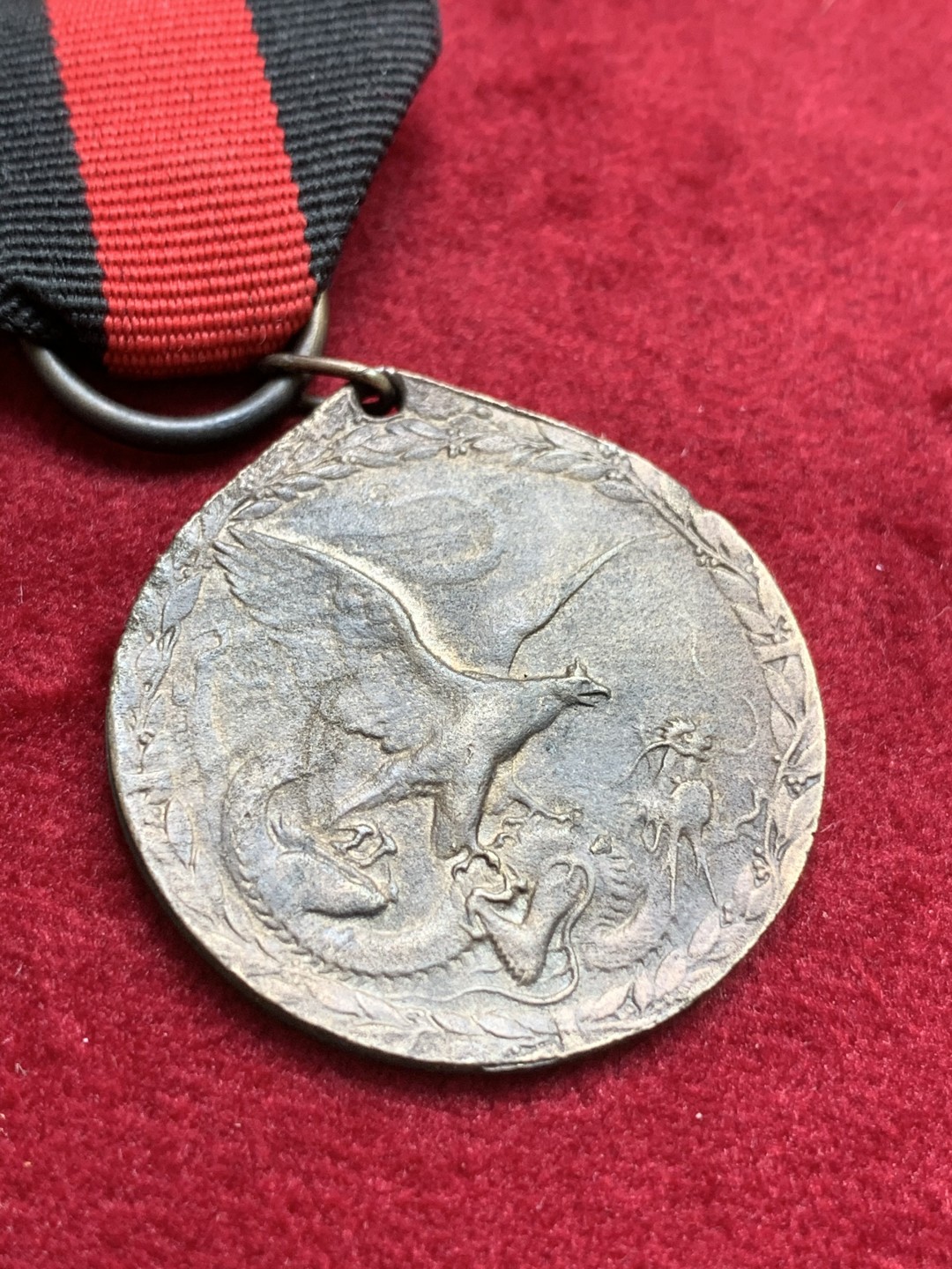 《竞宝斋》第71场-本周日，周一2场连拍（全场不限金额包邮） 德国·八国联军镇压义和团勋章 代表德国的老鹰正在蹂躏代表大清的龙 这几年暴涨品种 该章去年62分成交价10000+