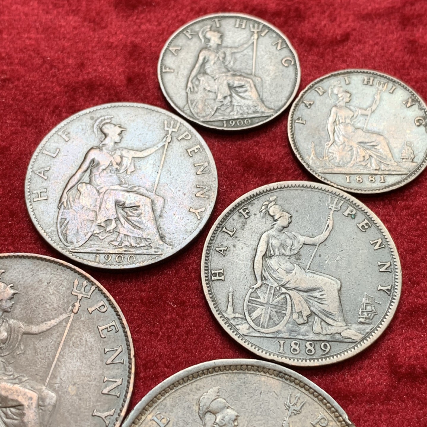 《竞宝斋》第71场-本周日，周一2场连拍（全场不限金额包邮） 英国维多利亚女王时期1862-1900年青年/披纱两版1法新、1/2便士、1便士三铜板2套6枚 裸币佳品