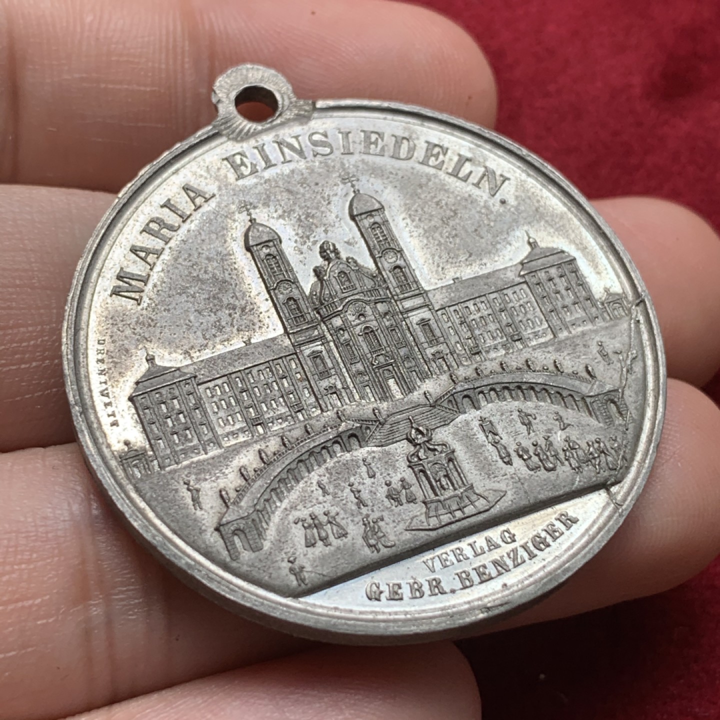 《竞宝斋》第71场-本周日，周一2场连拍（全场不限金额包邮） UNC级 瑞士1870年左右天主教修道院圣母抱子合金纪念章 正面圣母长裙雍容华丽 背面是艾因西德伦修道院景观 外网AU品500+