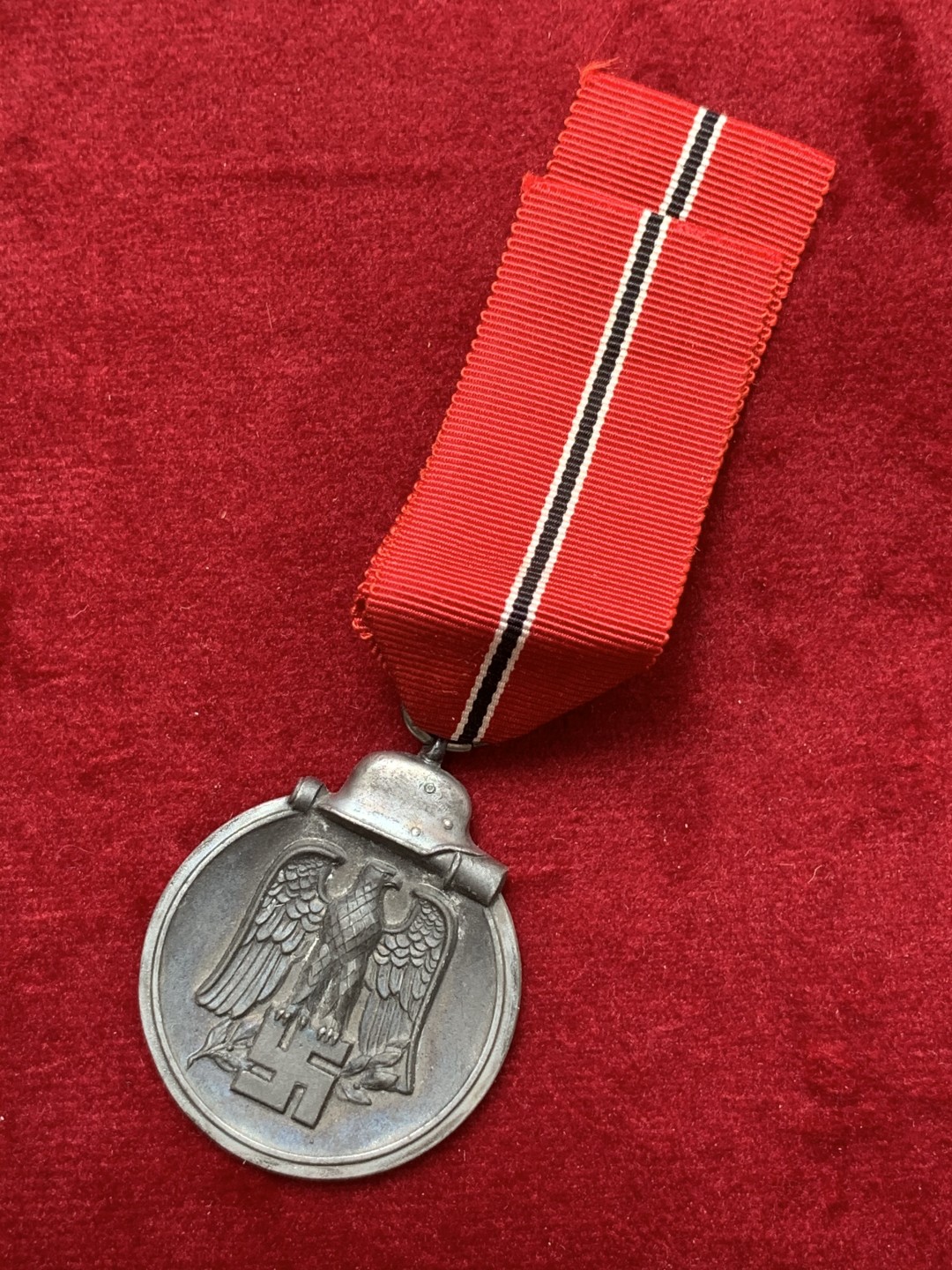 《竞宝斋》第71场-本周日，周一2场连拍（全场不限金额包邮） 1941-1942年 德国东部战区锌章银盔 章为锌材质  品相特别好