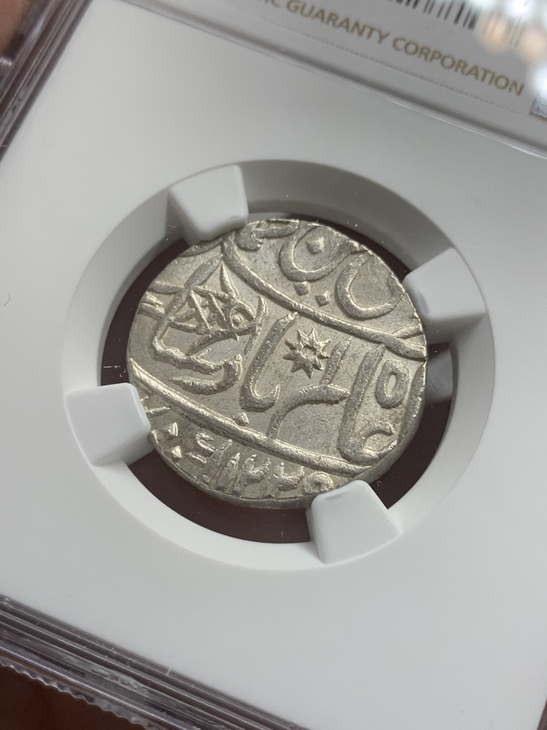 《竞宝斋》第71场-本周日，周一2场连拍（全场不限金额包邮） NGC-UNCD 英属印度1749孟加拉区莫卧儿王朝1卢比打制银币 PLAIN EDGE版 原光全深打