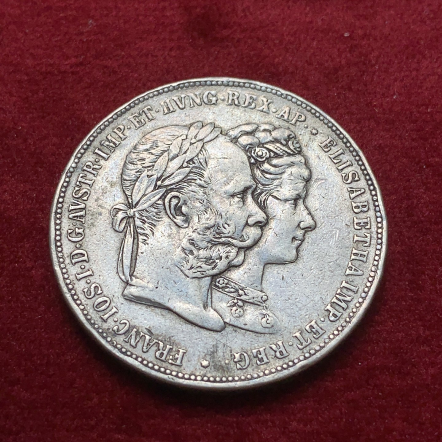 《竞宝斋》第71场-本周日，周一2场连拍（全场不限金额包邮） 1879年奥地利皇帝弗朗茨和茜茜公主银婚纪念2弗洛林大银币，有焊点，细节尚可未洗。