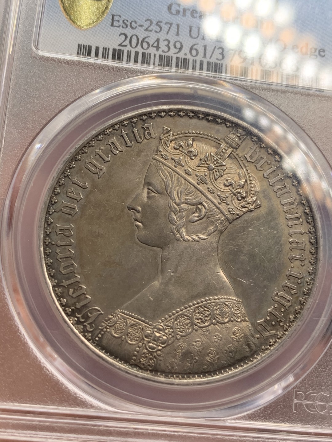 《竞宝斋》第71场-本周日，周一2场连拍（全场不限金额包邮） 最美钱币 PCGS-PR61 英国1847年 维多利亚女王 哥特体克朗 五彩包浆  精美的花纹 钱币爱好者的理想藏品