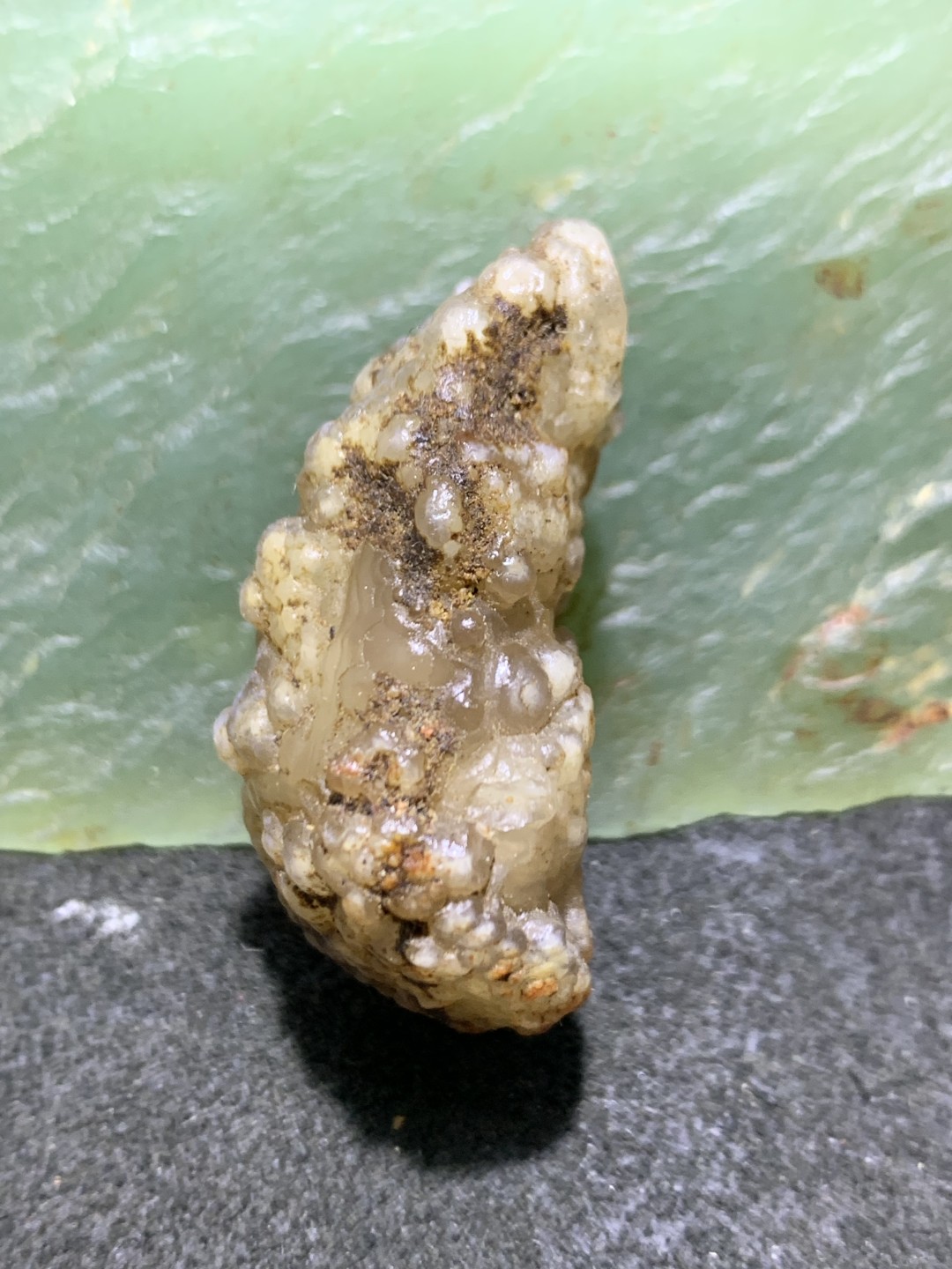 精美戈壁鱼籽纹筋脉石原石一颗，
