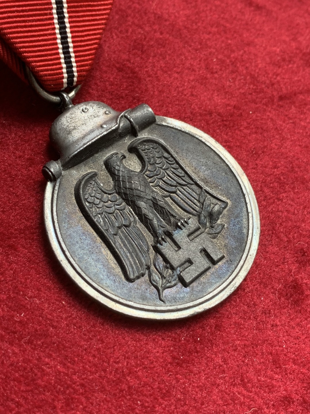 《竞宝斋》第71场-本周日，周一2场连拍（全场不限金额包邮） 1941-1942年 德国东部战区锌章银盔 章为锌材质  品相特别好