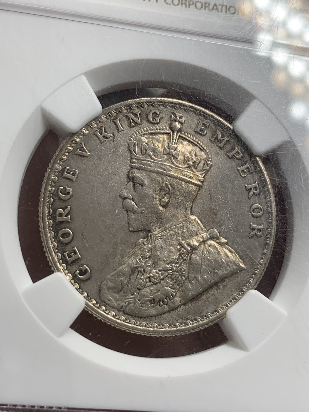 《竞宝斋》第71场-本周日，周一2场连拍（全场不限金额包邮） NGC-UNCD 英属印度 1918年（B） 乔五印度1卢比银币 人像面转光流畅