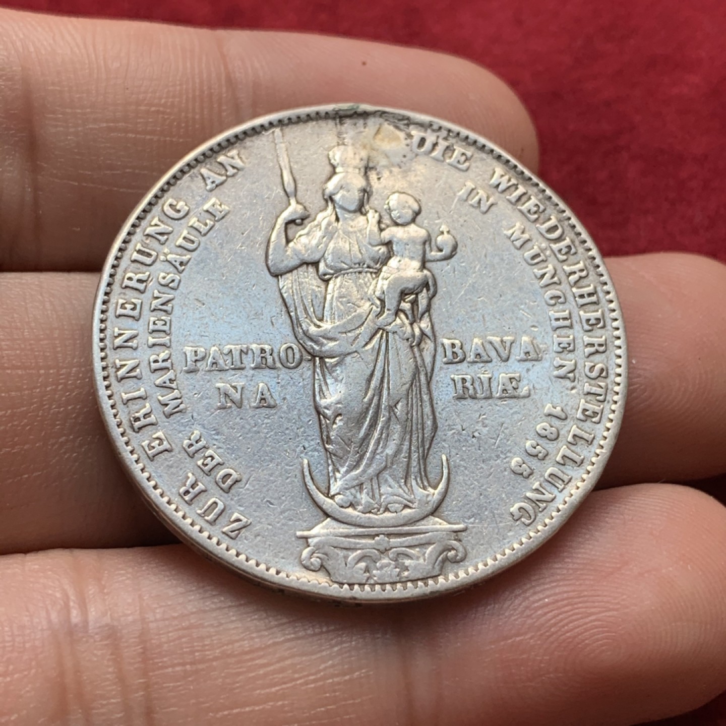 《竞宝斋》第71场-本周日，周一2场连拍（全场不限金额包邮） 1855年巴伐利亚马克西米利安2盾大银币，做过首饰有焊点。