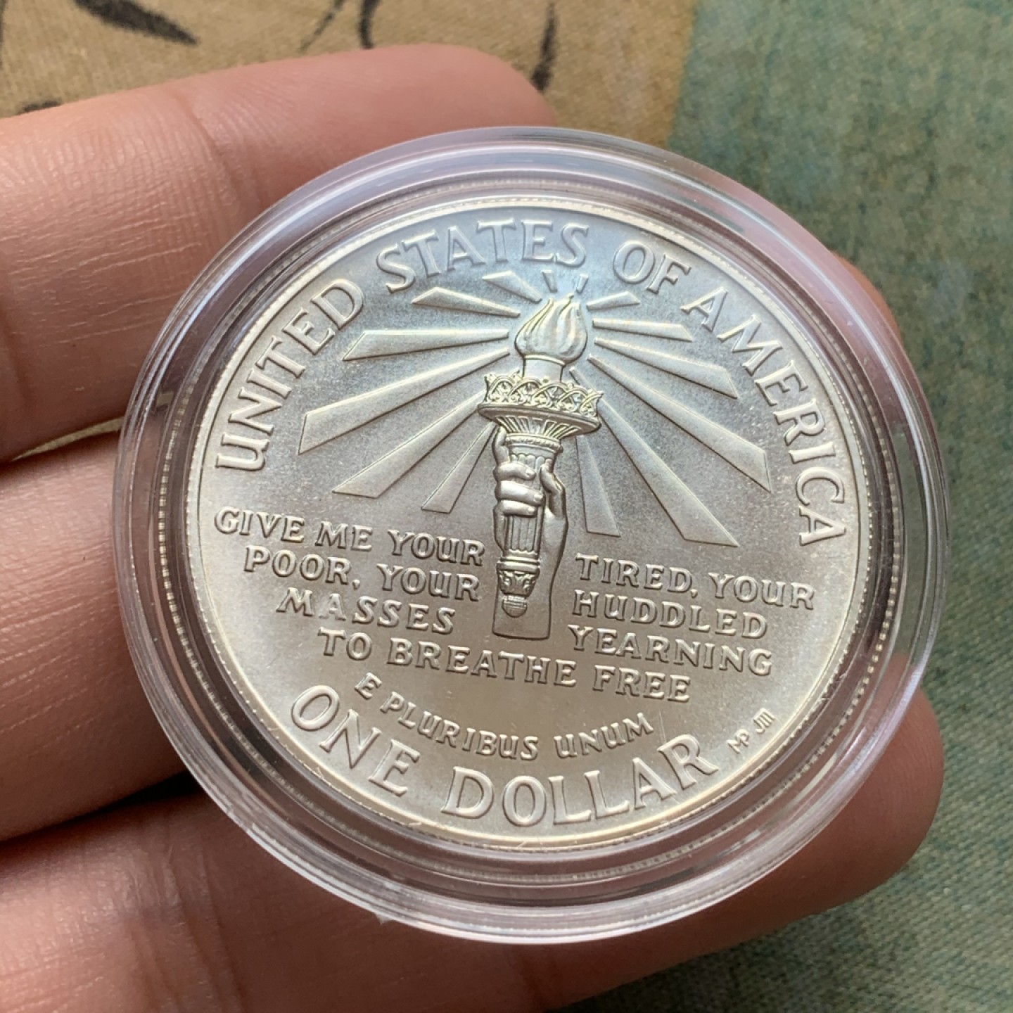 《竞宝斋》第71场-本周日，周一2场连拍（全场不限金额包邮） MS级别完美品 美国 1986年 自由女神精神一美元半美元 造币厂原盒原证套币  包含一银一镍两枚 币的底板状态完美 无氧化白斑等缺陷 盒子里里外外保存完好 证书齐全