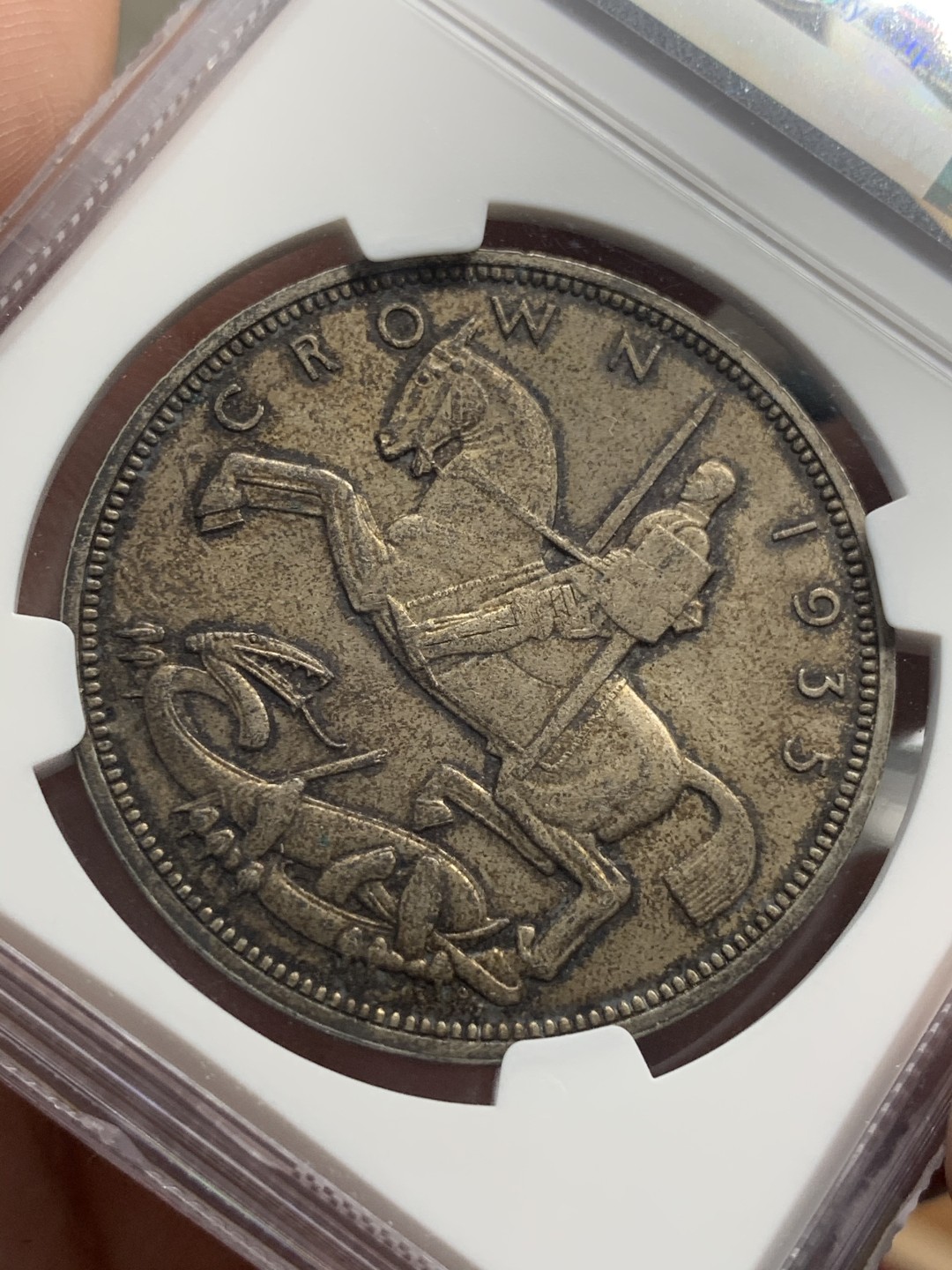 《竞宝斋》第71场-本周日，周一2场连拍（全场不限金额包邮） NGC-MS63 英国 1935年 克朗 木马剑 巧克力包浆