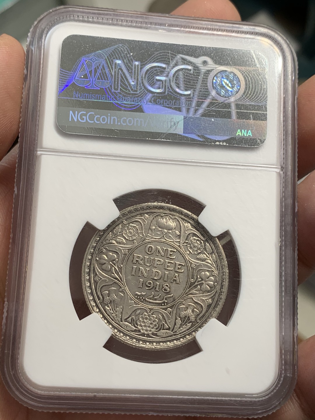 《竞宝斋》第71场-本周日，周一2场连拍（全场不限金额包邮） NGC-UNCD 英属印度 1918年（B） 乔五印度1卢比银币 人像面转光流畅