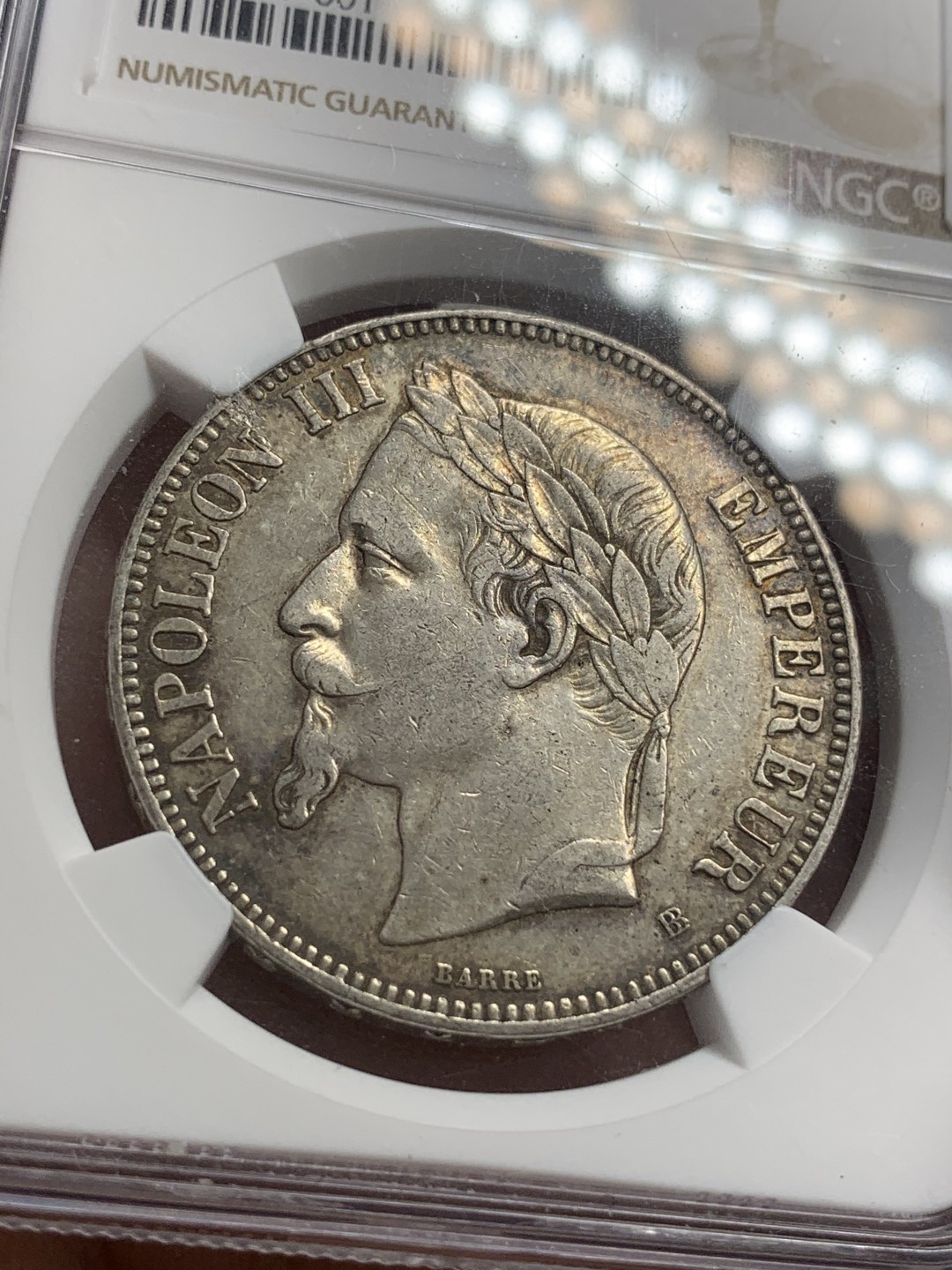 《竞宝斋》第71场-本周日，周一2场连拍（全场不限金额包邮） NGC-AU53 法国1870年（A） 拿破仑三世5法郎银币 味道不错，帘幕细节磨损不多，出分不易