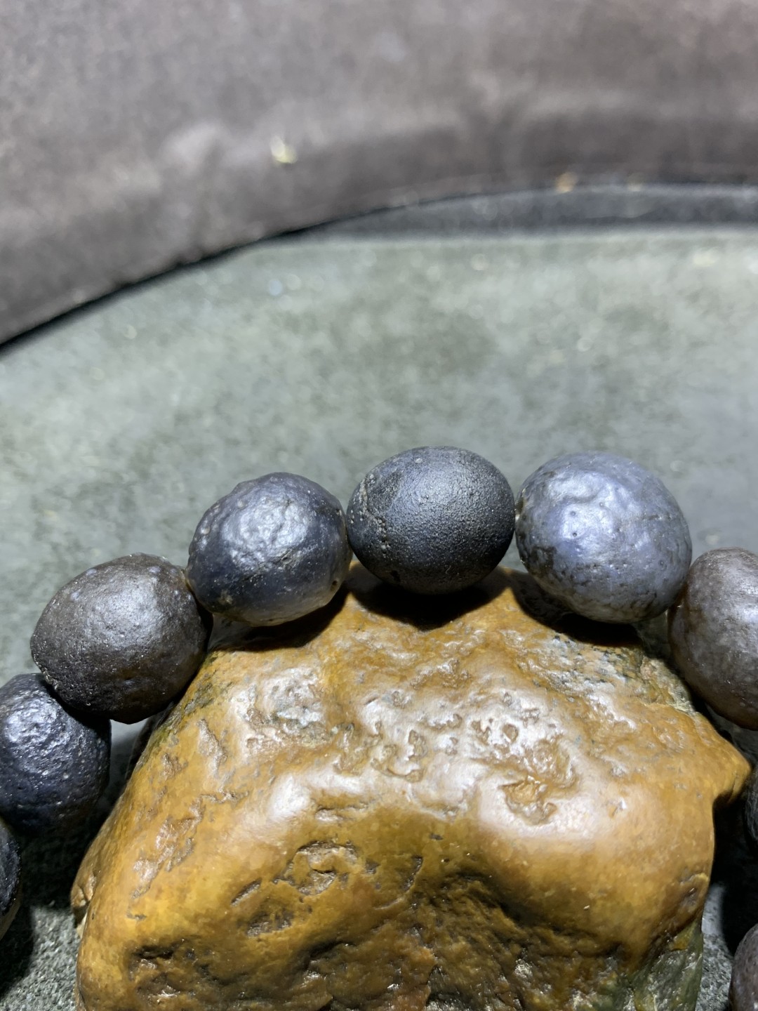 精美阿拉善黑珍珠玛瑙原石手串一条，