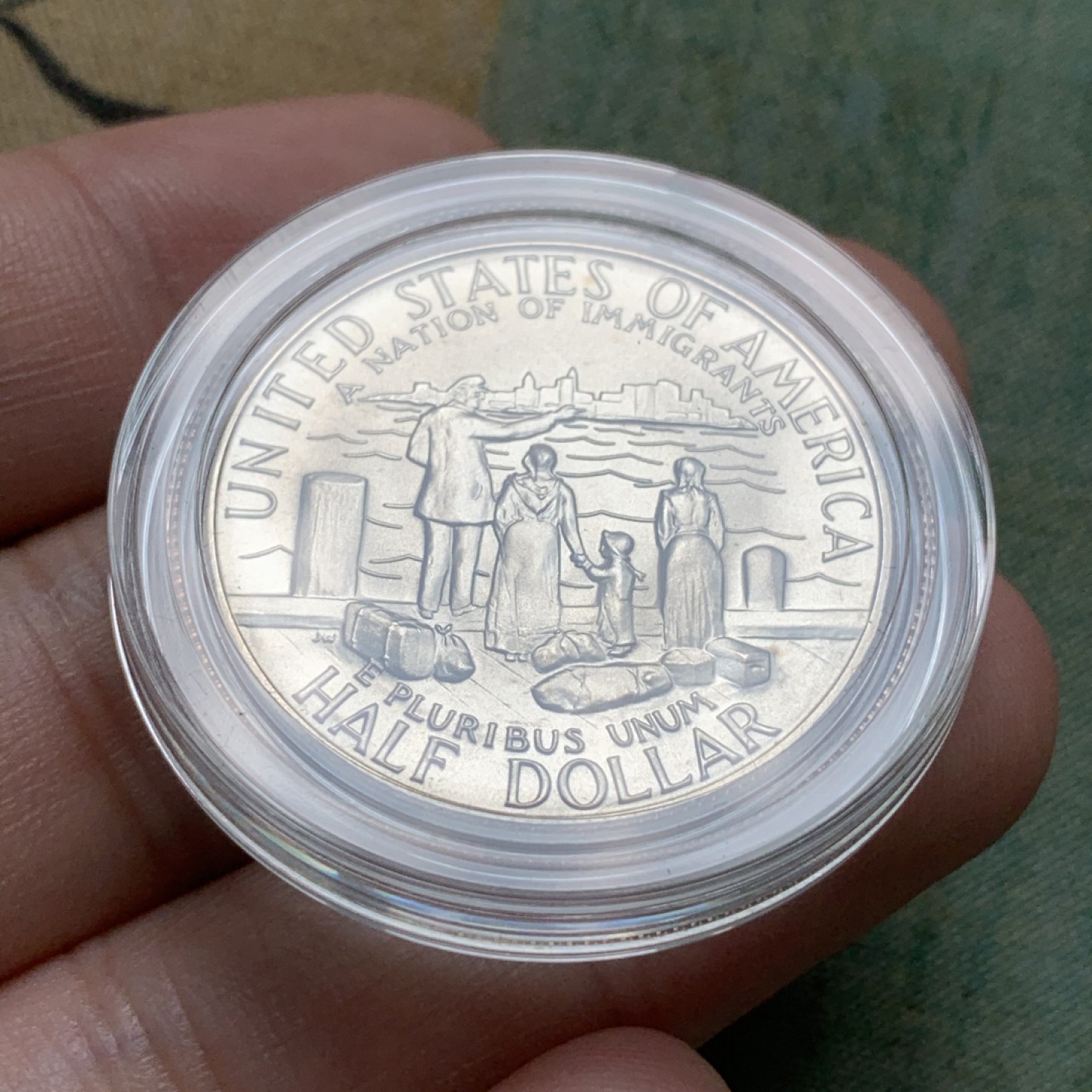 《竞宝斋》第71场-本周日，周一2场连拍（全场不限金额包邮） MS级别完美品 美国 1986年 自由女神精神一美元半美元 造币厂原盒原证套币  包含一银一镍两枚 币的底板状态完美 无氧化白斑等缺陷 盒子里里外外保存完好 证书齐全