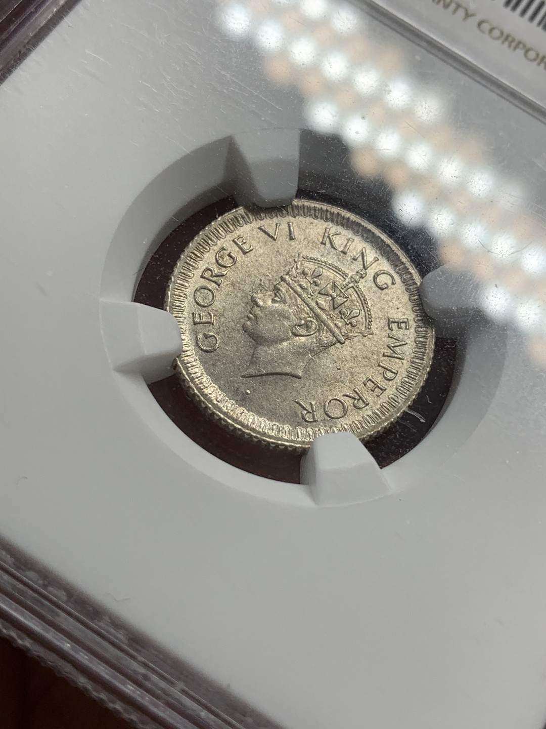 《竞宝斋》第71场-本周日，周一2场连拍（全场不限金额包邮） NGC-MS63 英属印度 1942年（C） 乔六印度1/4卢比银币 打制清晰，淡彩包浆,味道不错