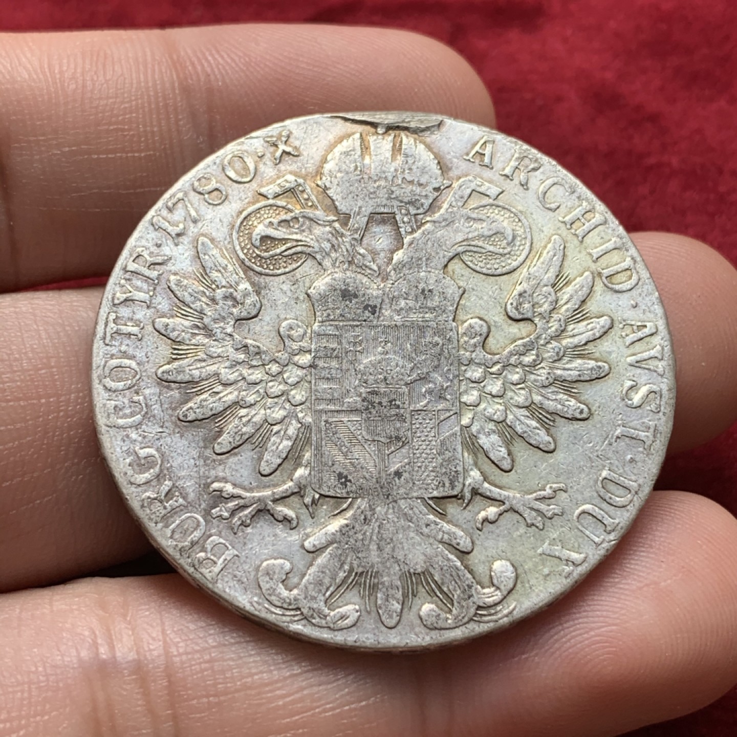 《竞宝斋》第71场-本周日，周一2场连拍（全场不限金额包邮） 奥地利 “1780年” 大奶妈 泰勒银币   双须版 应该做过吊坠 12点位置有痕迹  其他状态都挺好 可以当个品种