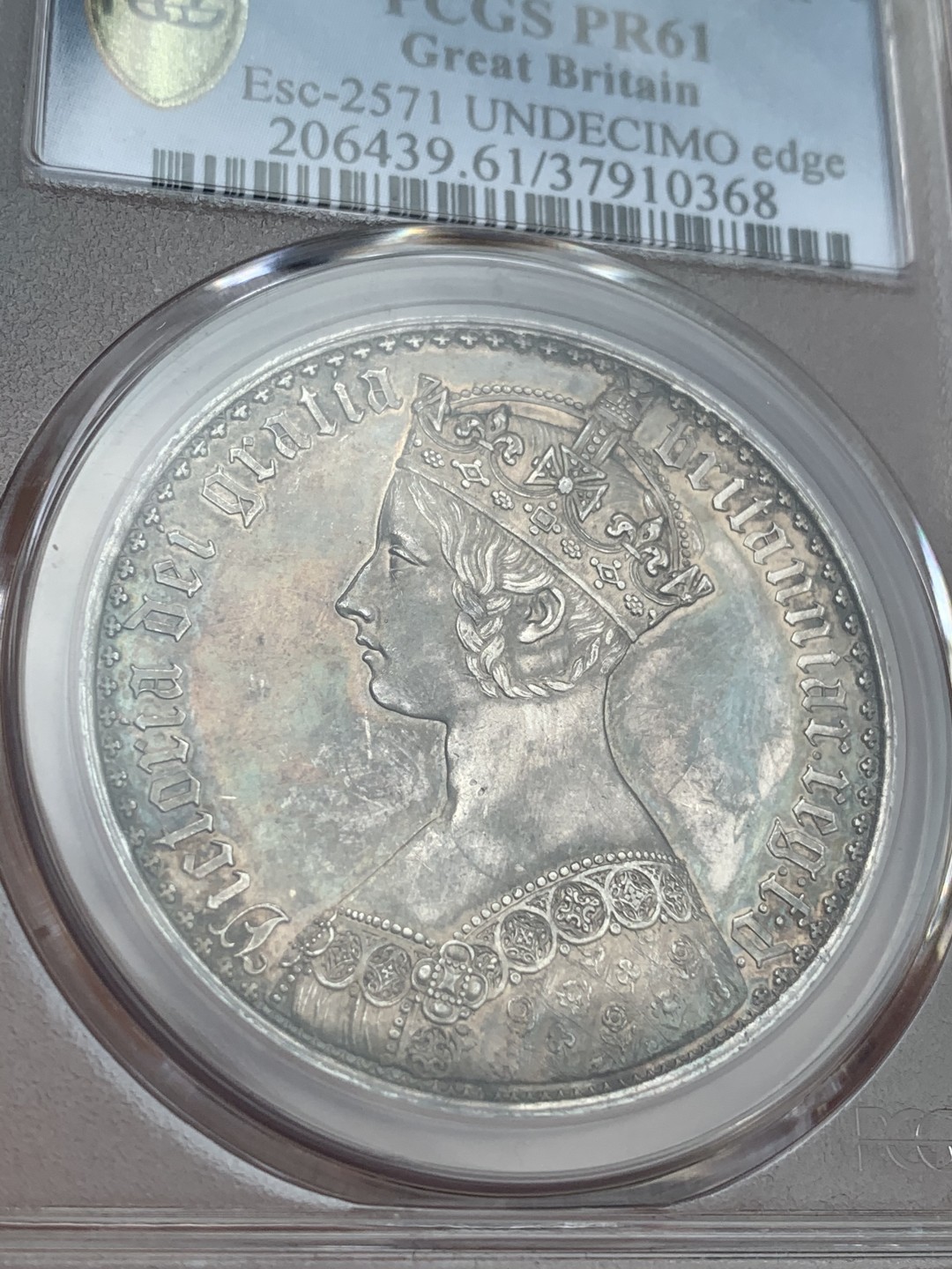 《竞宝斋》第71场-本周日，周一2场连拍（全场不限金额包邮） 最美钱币 PCGS-PR61 英国1847年 维多利亚女王 哥特体克朗 五彩包浆  精美的花纹 钱币爱好者的理想藏品