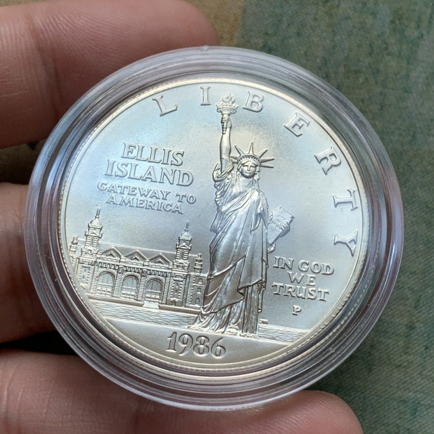 《竞宝斋》第71场-本周日，周一2场连拍（全场不限金额包邮） MS级别完美品 美国 1986年 自由女神精神一美元半美元 造币厂原盒原证套币  包含一银一镍两枚 币的底板状态完美 无氧化白斑等缺陷 盒子里里外外保存完好 证书齐全