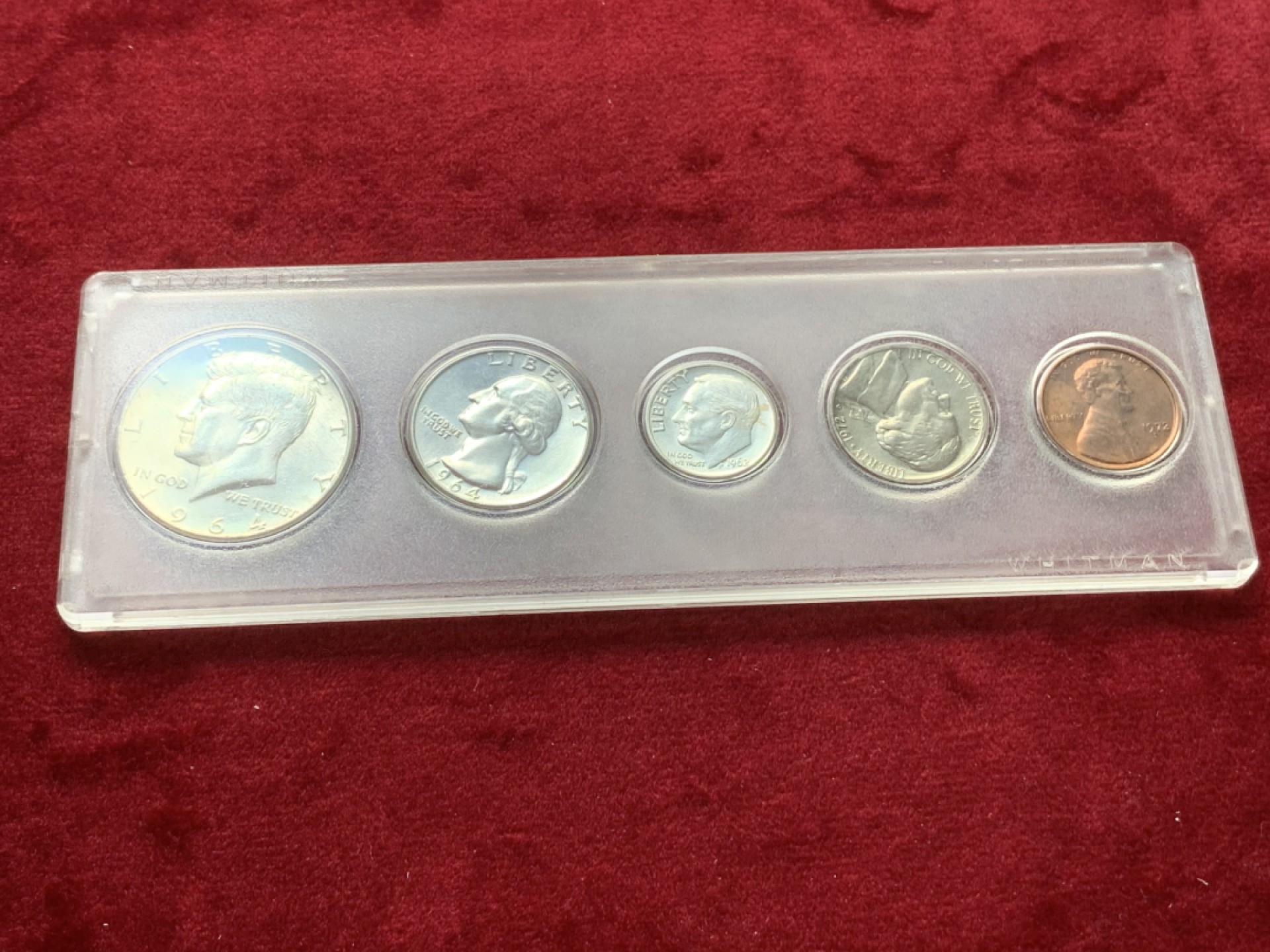 《竞宝斋》第71场-本周日，周一2场连拍（全场不限金额包邮） BU 盒装精装3银币套币 美国 1964年等 含1964年半美元和1/4美元以及1962年1/10美元银币，五枚都是BU品相，底板车轮光光彩夺目，盒子有点脏币的状态很棒