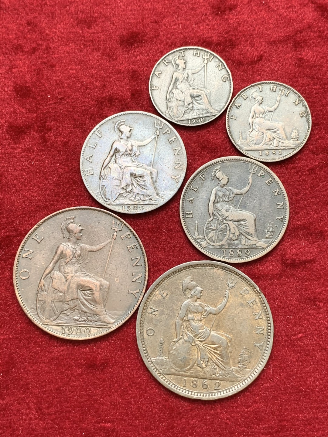 《竞宝斋》第71场-本周日，周一2场连拍（全场不限金额包邮） 英国维多利亚女王时期1862-1900年青年/披纱两版1法新、1/2便士、1便士三铜板2套6枚 裸币佳品