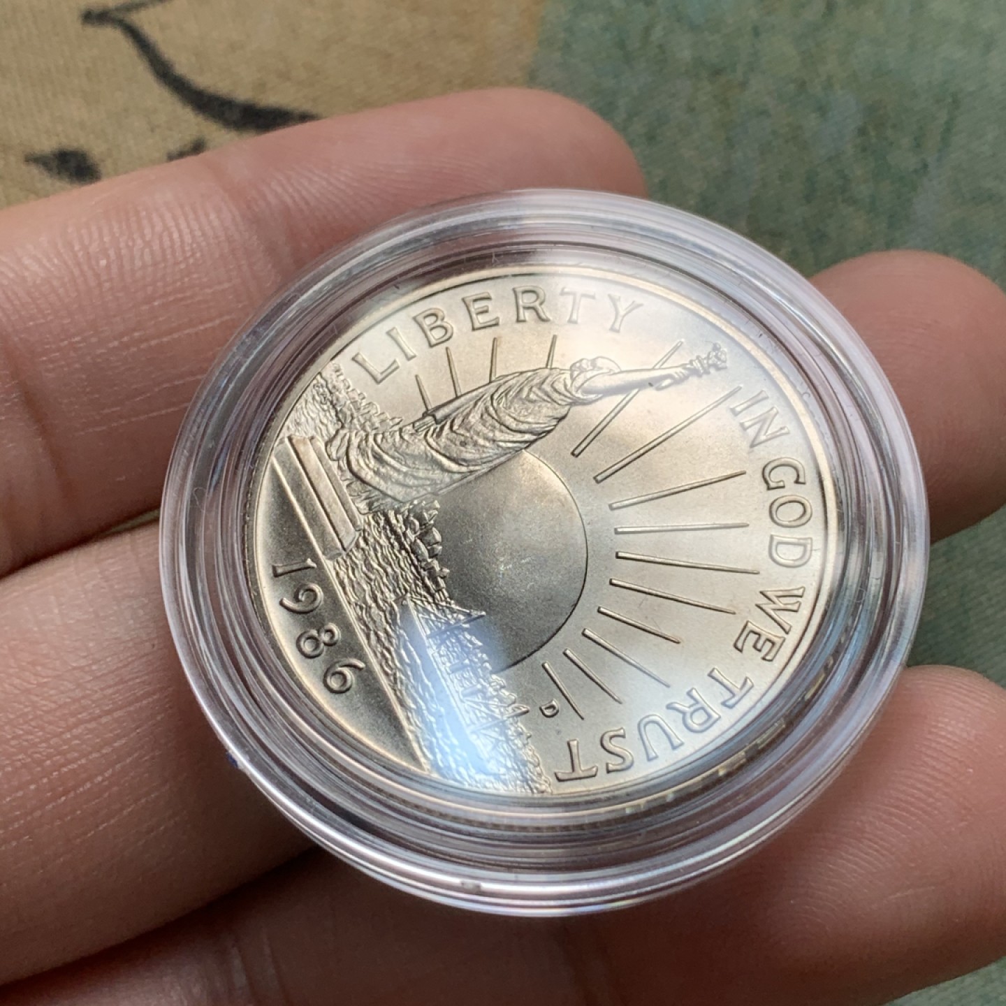 《竞宝斋》第71场-本周日，周一2场连拍（全场不限金额包邮） MS级别完美品 美国 1986年 自由女神精神一美元半美元 造币厂原盒原证套币  包含一银一镍两枚 币的底板状态完美 无氧化白斑等缺陷 盒子里里外外保存完好 证书齐全