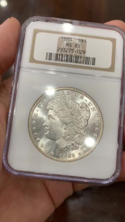 《竞宝斋》第71场-本周日，周一2场连拍（全场不限金额包邮） NGC-MS65 美国1885摩根 光度很好  老盒子