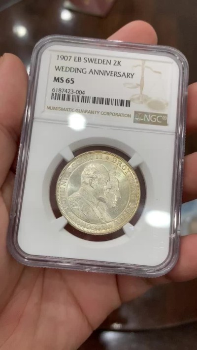 《竞宝斋》第71场-本周日，周一2场连拍（全场不限金额包邮） NGC-MS65 瑞典1907国王金婚2克朗纪念大银币  难得高分