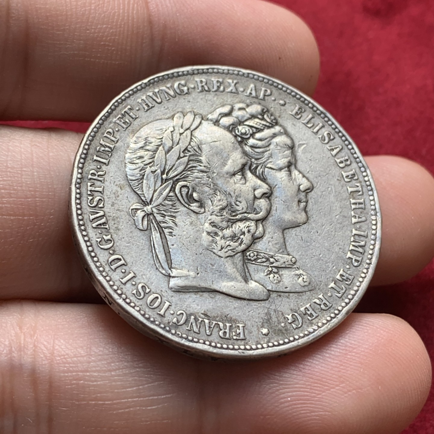 《竞宝斋》第71场-本周日，周一2场连拍（全场不限金额包邮） 1879年奥地利皇帝弗朗茨和茜茜公主银婚纪念2弗洛林大银币，有焊点，细节尚可未洗。